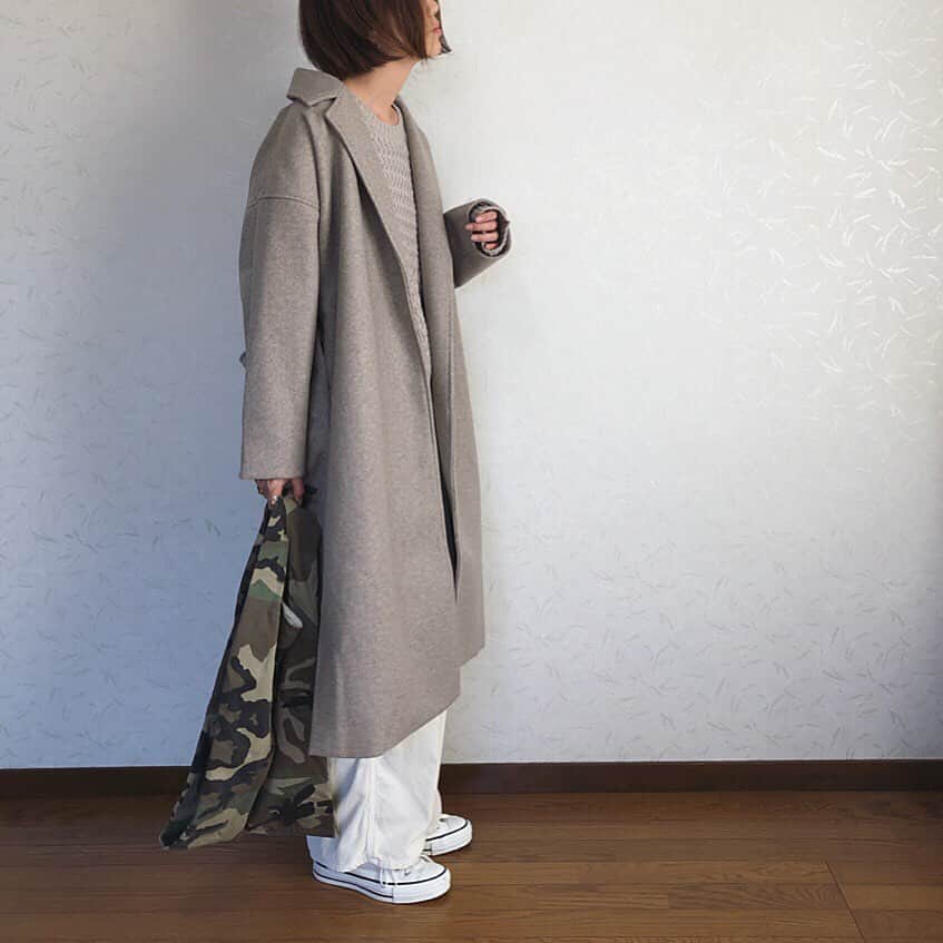 のインスタグラム：「@lian_____official のロングガウンコート🧥 . . . さらっと羽織れてこなれ感のある優秀アウター☺︎ . . . 次女となんとなくなんとなくリンクだった日👉 . . . outer#lian @lian_____official  https://zozo.jp/shop/lian/goods-sale/46222563/ →本日1000円off  pants#lee @nikoand_official . . . . #fashion #code #ootd #outfit #locari #pr #ママコーデ #ママファッション #ワイドパンツ #コーデュロイパンツ #ガウンコート #秋冬コーデ #カモフラ #リンクコーデ #コンバース #wear更新」