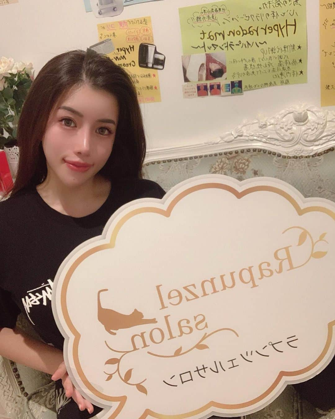 永井マリアさんのインスタグラム写真 - (永井マリアInstagram)「メンテナンスDAY🍑 ・ ・ ・ 今日は、西麻布のラプンツェルサロン @kogao_rapunzel にいって、 #ハイパーナイフ と#ヘッドマッサージ を受けてきたよ✨✨ お部屋の内装が、名前の通り、ラプンツェルをイメージしたとっても可愛い内装で、びっくりしました❣️ 担当してくださったのは、男性セラピストの山本さん✨気さくな方で、アットホームな雰囲気が素敵でした！！ やっぱりエステサロンは、施術効果は、勿論大事だけど、業務的な感じより私は、アットホームな感じが好き❣️❣️ 小顔について色々アドバイス頂いたり、 勉強になりました😌✨ 施術が終わったあとに、写真をとったんだけど、首周り頭周りがスッキリするだけで、顔がリフトアップして、浮腫みもとれてスッキリしました🥰 首にハイパーナイフをかけたら、肩が柔らかくなって本当に楽になりました✨ 整形してる子も施術可能だそうです😌✨✨自分に合わせた小顔メニューを組んでくださって素敵なサロンでした😊✨ また小顔にしてもらいに、定期的に通おうと思います🥰 ・ ・ #小顔矯正  #六本木#麻布十番#小顔矯正#顎関節症#美容#エステ#口腔内矯正#歪み改善#歯ぎしり#くいしばり頭痛改善#リフトアップ#シワ改善#首肩コリ解消#たるみ改善  #都内#駅近#徒歩5分#小顔#骨格矯正#リラクゼーション#骨盤矯正#ヘッドマッサージ#マウスピース#ハイパーナイフ#石膏パック#炭酸パック#いびき#頭痛改善#リフトアップ#シワ改善#首肩コリ解消#たるみ改善#血行促進#美容#整形」11月24日 22時37分 - nagaimariaa