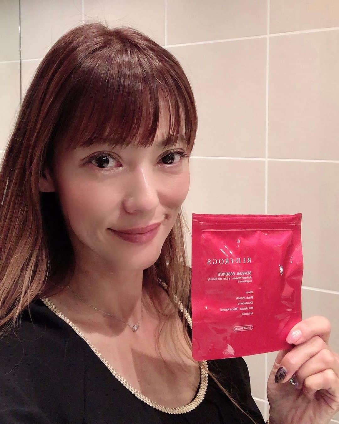 のインスタグラム：「今話題のホル活をサプリで始めてみました✨  アラフィフともなると女性ホルモンのバランスが崩れがち💦 @horukatsu_official  さんの『RED FROGS』は、なんとホルモンバランスを整えてくれるサプリ💊  1日1回3粒飲むだけで、女性ホルモンケアが出来るなんて✨✨✨ しかも、今なら1週間お試しが1000円で試せてお得〜❣️ 暫く続けてみよっと😉  @horukatsu_official #redfrogs  #レッドフロッグス #センシュアルエッセンス #美容サプリ #女性ホルモン #ホル活 #美容好きな人と繋がりたい  #アラフィフ #ヘルシー #アンチエイジング #美魔女 #モデル #箕輪玖美」