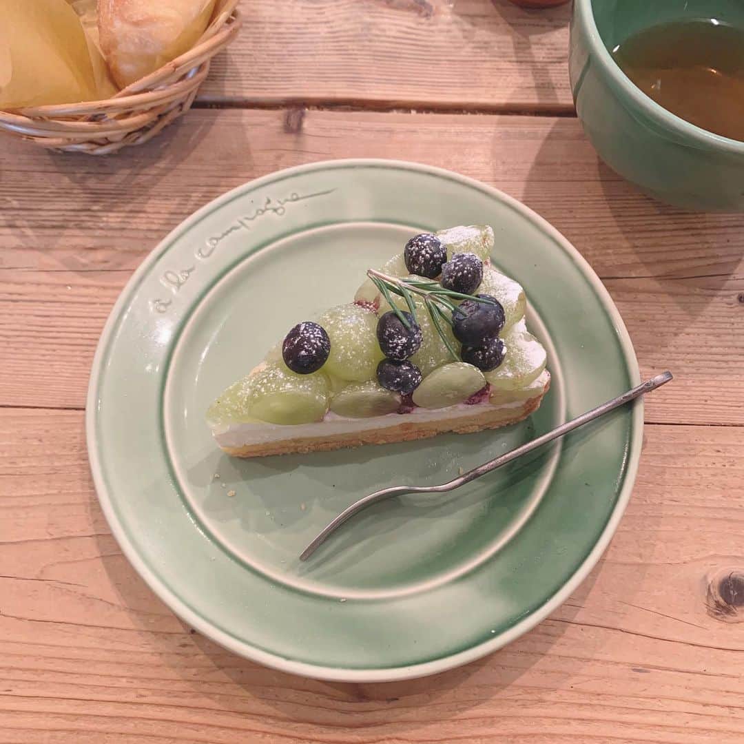 のインスタグラム：「🍇 . ライブの合間に食べたケーキ🍰 タルトすきだし久々に食べたケーキは美味しい☺︎」