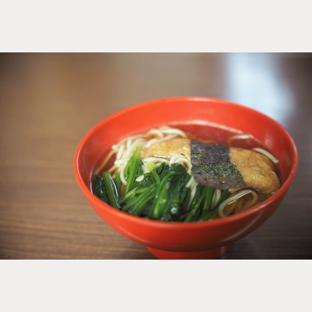 のインスタグラム：「境内でそば席。 海苔と油揚げとほうれん草。  #leica#leicam10p#summicron#summicron35#summicron35mmf2#summicron35mm1st#summicron35mm8elements#oldlens#ライカ#ライカm10p#ズミクロン#ズミクロン35mm#ズミクロン35mm8枚玉#オールドレンズ#kyoto#japan#oldlens_tokyo#花澄#京都#泉涌寺」