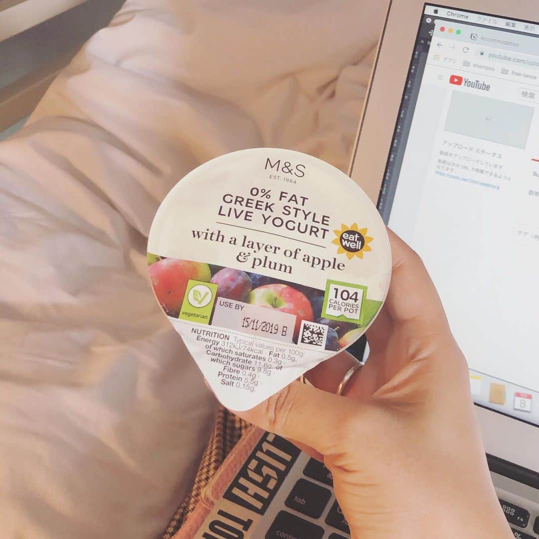 のインスタグラム：「from London🇬🇧 M&Sのギリシャヨーグルトおいしかった🥣🥛 1£ちょっとでした♡    #karin_trip🌐 #karin_trip🇬🇧 #marksandspencer #mands #ロンドン旅行 #ロンドン生活 #ロンドンカフェ #ロンドン #イギリス旅行 #旅muse #タビジョ #女子旅 #スウィートインスタ」