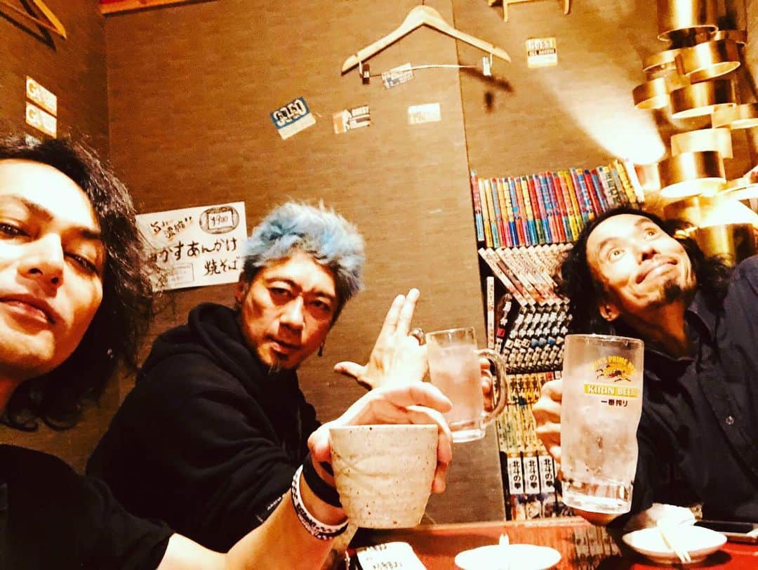 Ju-kenのインスタグラム：「打ち上がるーーー🔥  大阪、ほんとに旨い店多過ぎて、、、 こ、ま、る、、、❤️ #はらだけんた　#みつぞのえいじ　#じゅーけん　#芋ソーダ　#打ち上げ」