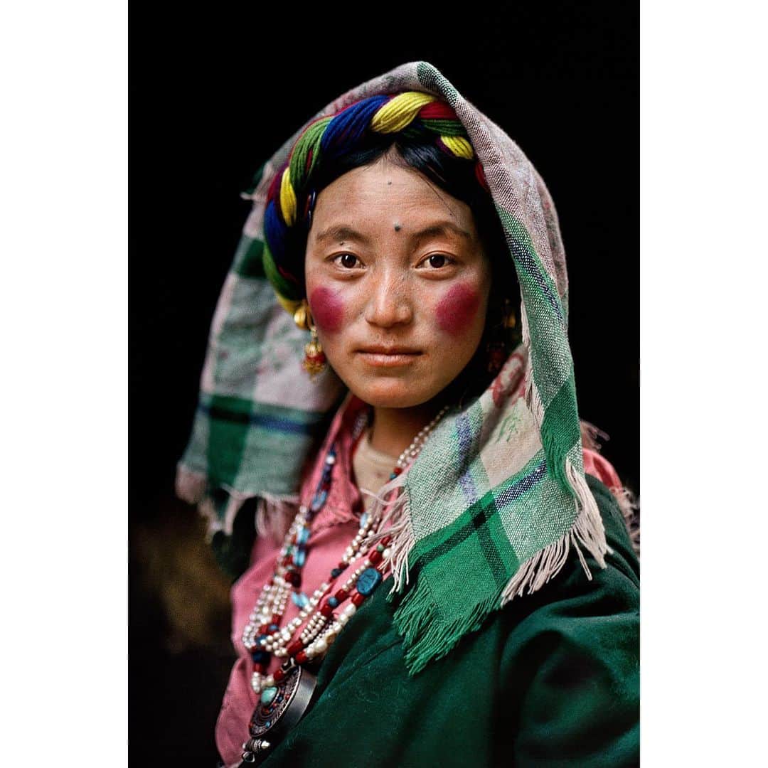 スティーブ・マカリーさんのインスタグラム写真 - (スティーブ・マカリーInstagram)「Young Tibetan woman in the Barkhor quarter of Lhasa, 2000.」11月24日 22時52分 - stevemccurryofficial