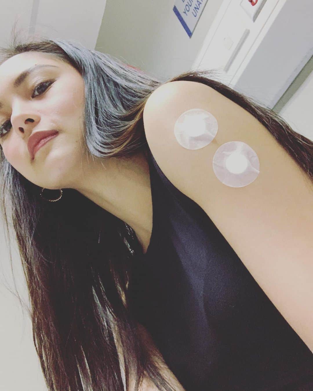 Kim Chiuさんのインスタグラム写真 - (Kim ChiuInstagram)「Rushed to ER. Bitten by a “small dog” in bgc.🙈 lesson learned never pet a ‘stranger’ dog, just because they’re cute and small.  To all the owners walking their dogs, please be mindful and always keep them on a leash. Look after them and never leave them behind you. Thank you to shangrilafort for the urgent assistance and st lukes bgc. #antirabiesshot 💉. . .  HOPE this message will be taken not to blame anyone but to be warned by this kind of incident especially to people who doesn’t have any idea on how to approach a dog properly like me.🙈 #lessonlearned」11月24日 22時52分 - chinitaprincess
