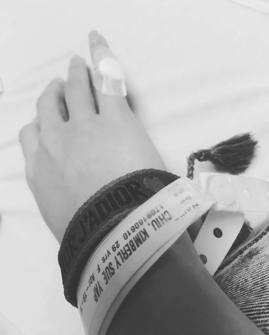 Kim Chiuさんのインスタグラム写真 - (Kim ChiuInstagram)「Rushed to ER. Bitten by a “small dog” in bgc.🙈 lesson learned never pet a ‘stranger’ dog, just because they’re cute and small.  To all the owners walking their dogs, please be mindful and always keep them on a leash. Look after them and never leave them behind you. Thank you to shangrilafort for the urgent assistance and st lukes bgc. #antirabiesshot 💉. . .  HOPE this message will be taken not to blame anyone but to be warned by this kind of incident especially to people who doesn’t have any idea on how to approach a dog properly like me.🙈 #lessonlearned」11月24日 22時52分 - chinitaprincess