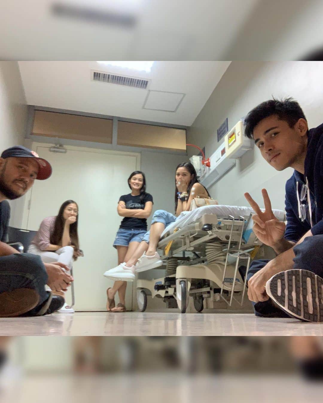 Kim Chiuさんのインスタグラム写真 - (Kim ChiuInstagram)「Rushed to ER. Bitten by a “small dog” in bgc.🙈 lesson learned never pet a ‘stranger’ dog, just because they’re cute and small.  To all the owners walking their dogs, please be mindful and always keep them on a leash. Look after them and never leave them behind you. Thank you to shangrilafort for the urgent assistance and st lukes bgc. #antirabiesshot 💉. . .  HOPE this message will be taken not to blame anyone but to be warned by this kind of incident especially to people who doesn’t have any idea on how to approach a dog properly like me.🙈 #lessonlearned」11月24日 22時52分 - chinitaprincess