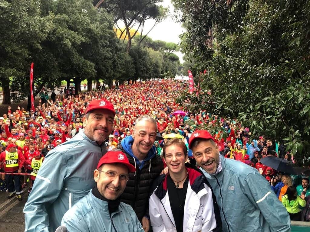 ベアトリーチェ・ヴィオのインスタグラム：「Non saranno mica due gocce a fermare sto fiume di runners 🏃‍♂️🌧️ Che spettacolo che siete! 😍 Grazie @toyota_italia per l'invito. La prossima volta parcheggio la macchina e mi unisco anche io 😉 . . #HybridPeople #ToyotaTeam #ToyotaCHR #DeejayTen #RadioDeejay #TrioMedusa #Linus #RunLikeADeejay」
