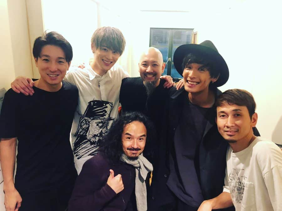 向山毅さんのインスタグラム写真 - (向山毅Instagram)「#UNITLIVE #福岡公演 #キマタトタケシ #FINAL  ユニットライブお越し下さった皆さんありがとうございました！！ とうとうキマタトタケシも全ての公演が終わりました！！ 東京、名古屋、そして福岡。 地元でFINALを迎えられて、 そしてCollarsの皆さん、初めましての皆さん、遠征してくれたり、九州で待っとってくれた皆さんのおかげで最幸の時間を過ごす事が出来ました！！！！！！！ 皆さんが居てくれて本当に良かった。 こんな時にでも皆が沢山パワーを送ってくれて、 ライブ中、終始最幸の気持ちでライブさせて頂きました。 やっぱり僕は歌が大好き。 ライブが大好き。 みんなの笑顔を見るのが大好き。 地元でこんな最幸の思いをさせて下さり、本当にありがとう！ アンコールは「きまた！たけし！きまた！たけし」っちコールしてくれてありがとう😆😆 推し関係なく、僕達SOLIDEMOの音楽を好きで居て下さりありがとう！！ 心配させ過ぎて素直に楽しめなかった方もいらっしゃるかもしれませんが、僕は今日という日を迎えられて、 みんなと過ごせたこの時間は何にも変えられない宝物です！！ 本当に本当にありがとうございました！！！ そしてバンドメンバーの皆さん、 皆さんが最幸の音をいつも作って下さって、僕達は歌も気持ちも高揚してライブさせて頂きました！！！ バンドメンバーのたっきー、高尾さん、馬谷さん、山田さん、かんざさんありがとうございました！！！！！🎹🎸🥁🎸 そして一番は相方のきまっちゃん！！！ 木全が相方でほんとに良かった。 僕は好き勝手やってばっかやけど、 木全は笑顔でいつも包み込んでくれて、 僕と木全にしか作れないキマタトタケシの空間を皆さんに沢山届けることが出来ました！！！ ほんとにありがとう！！！！！！ ２７日はFUTAGORILLAのFINALです！！ そして１２月６日は、 UNIT LIVEのFINALです！！！！ 最後まで全力でそして音を楽しんで、最幸の時間を一緒に過ごしましょう〜😊 感謝しきれないくらいですが、 UNIT LIVEお越し下さった皆さん、 お越しなれなくても応援して下さった皆さん、 ほんとにありがとうございました！！！！！！ #SOLIDEMO #向山毅 #木全寛幸　#Collars  #LIVE #artist #singer #vocalist  #地元 #福岡 #すいとーよ #北九州市観光大使」11月24日 23時00分 - take_solidemo