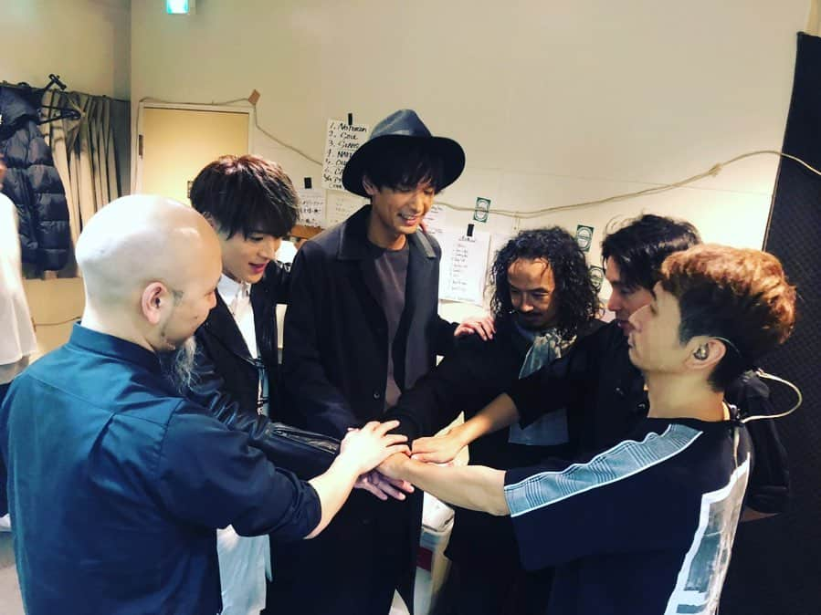 向山毅さんのインスタグラム写真 - (向山毅Instagram)「#UNITLIVE #福岡公演 #キマタトタケシ #FINAL  ユニットライブお越し下さった皆さんありがとうございました！！ とうとうキマタトタケシも全ての公演が終わりました！！ 東京、名古屋、そして福岡。 地元でFINALを迎えられて、 そしてCollarsの皆さん、初めましての皆さん、遠征してくれたり、九州で待っとってくれた皆さんのおかげで最幸の時間を過ごす事が出来ました！！！！！！！ 皆さんが居てくれて本当に良かった。 こんな時にでも皆が沢山パワーを送ってくれて、 ライブ中、終始最幸の気持ちでライブさせて頂きました。 やっぱり僕は歌が大好き。 ライブが大好き。 みんなの笑顔を見るのが大好き。 地元でこんな最幸の思いをさせて下さり、本当にありがとう！ アンコールは「きまた！たけし！きまた！たけし」っちコールしてくれてありがとう😆😆 推し関係なく、僕達SOLIDEMOの音楽を好きで居て下さりありがとう！！ 心配させ過ぎて素直に楽しめなかった方もいらっしゃるかもしれませんが、僕は今日という日を迎えられて、 みんなと過ごせたこの時間は何にも変えられない宝物です！！ 本当に本当にありがとうございました！！！ そしてバンドメンバーの皆さん、 皆さんが最幸の音をいつも作って下さって、僕達は歌も気持ちも高揚してライブさせて頂きました！！！ バンドメンバーのたっきー、高尾さん、馬谷さん、山田さん、かんざさんありがとうございました！！！！！🎹🎸🥁🎸 そして一番は相方のきまっちゃん！！！ 木全が相方でほんとに良かった。 僕は好き勝手やってばっかやけど、 木全は笑顔でいつも包み込んでくれて、 僕と木全にしか作れないキマタトタケシの空間を皆さんに沢山届けることが出来ました！！！ ほんとにありがとう！！！！！！ ２７日はFUTAGORILLAのFINALです！！ そして１２月６日は、 UNIT LIVEのFINALです！！！！ 最後まで全力でそして音を楽しんで、最幸の時間を一緒に過ごしましょう〜😊 感謝しきれないくらいですが、 UNIT LIVEお越し下さった皆さん、 お越しなれなくても応援して下さった皆さん、 ほんとにありがとうございました！！！！！！ #SOLIDEMO #向山毅 #木全寛幸　#Collars  #LIVE #artist #singer #vocalist  #地元 #福岡 #すいとーよ #北九州市観光大使」11月24日 23時00分 - take_solidemo