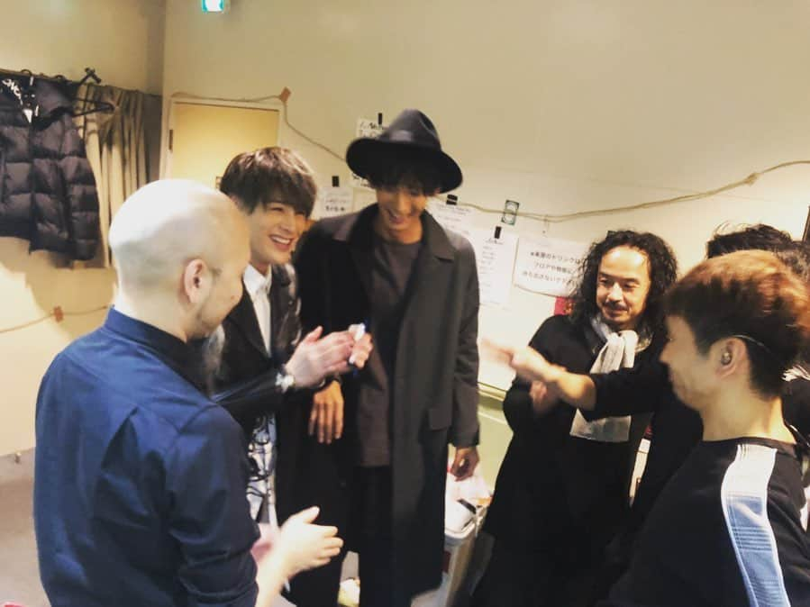 向山毅さんのインスタグラム写真 - (向山毅Instagram)「#UNITLIVE #福岡公演 #キマタトタケシ #FINAL  ユニットライブお越し下さった皆さんありがとうございました！！ とうとうキマタトタケシも全ての公演が終わりました！！ 東京、名古屋、そして福岡。 地元でFINALを迎えられて、 そしてCollarsの皆さん、初めましての皆さん、遠征してくれたり、九州で待っとってくれた皆さんのおかげで最幸の時間を過ごす事が出来ました！！！！！！！ 皆さんが居てくれて本当に良かった。 こんな時にでも皆が沢山パワーを送ってくれて、 ライブ中、終始最幸の気持ちでライブさせて頂きました。 やっぱり僕は歌が大好き。 ライブが大好き。 みんなの笑顔を見るのが大好き。 地元でこんな最幸の思いをさせて下さり、本当にありがとう！ アンコールは「きまた！たけし！きまた！たけし」っちコールしてくれてありがとう😆😆 推し関係なく、僕達SOLIDEMOの音楽を好きで居て下さりありがとう！！ 心配させ過ぎて素直に楽しめなかった方もいらっしゃるかもしれませんが、僕は今日という日を迎えられて、 みんなと過ごせたこの時間は何にも変えられない宝物です！！ 本当に本当にありがとうございました！！！ そしてバンドメンバーの皆さん、 皆さんが最幸の音をいつも作って下さって、僕達は歌も気持ちも高揚してライブさせて頂きました！！！ バンドメンバーのたっきー、高尾さん、馬谷さん、山田さん、かんざさんありがとうございました！！！！！🎹🎸🥁🎸 そして一番は相方のきまっちゃん！！！ 木全が相方でほんとに良かった。 僕は好き勝手やってばっかやけど、 木全は笑顔でいつも包み込んでくれて、 僕と木全にしか作れないキマタトタケシの空間を皆さんに沢山届けることが出来ました！！！ ほんとにありがとう！！！！！！ ２７日はFUTAGORILLAのFINALです！！ そして１２月６日は、 UNIT LIVEのFINALです！！！！ 最後まで全力でそして音を楽しんで、最幸の時間を一緒に過ごしましょう〜😊 感謝しきれないくらいですが、 UNIT LIVEお越し下さった皆さん、 お越しなれなくても応援して下さった皆さん、 ほんとにありがとうございました！！！！！！ #SOLIDEMO #向山毅 #木全寛幸　#Collars  #LIVE #artist #singer #vocalist  #地元 #福岡 #すいとーよ #北九州市観光大使」11月24日 23時00分 - take_solidemo