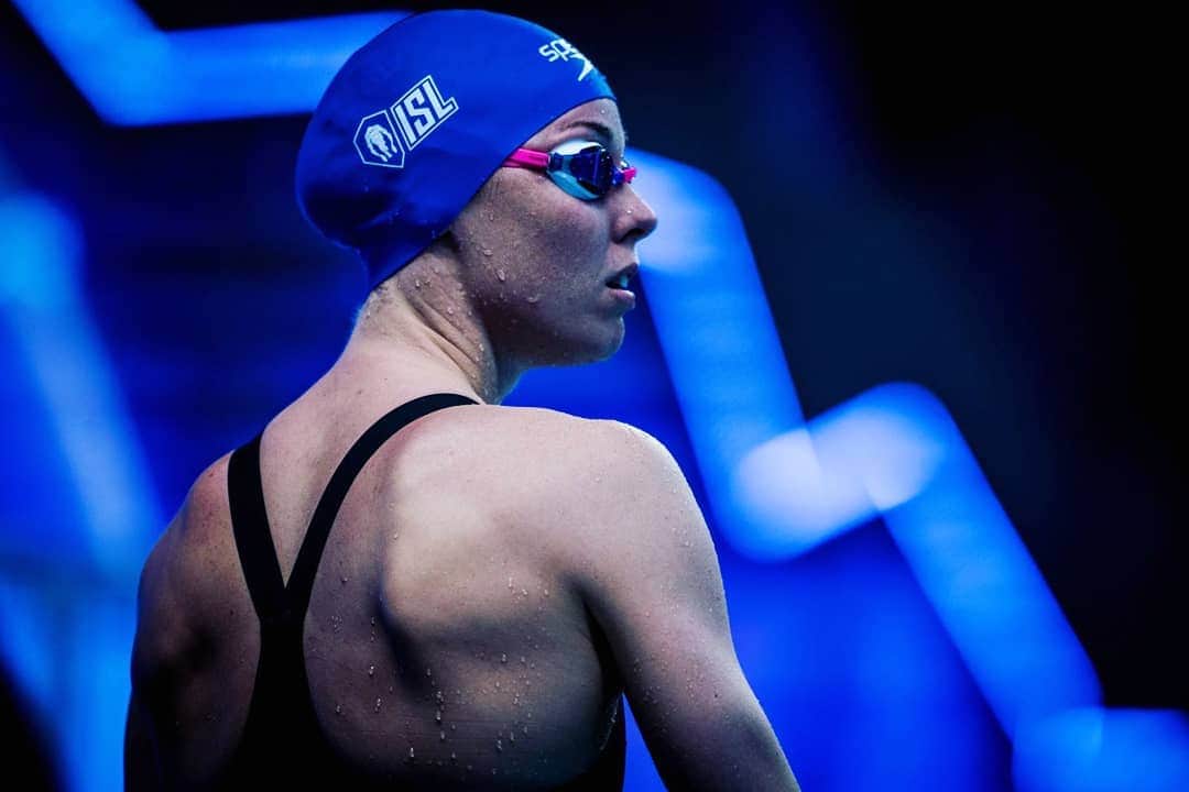 フェムケ・ヘームスケルクのインスタグラム：「Yesterday was amazing! 🥇 4x100m Free relay 🥈 200m free The  London crowd really knows how to cheer!! 👏 Can't wait for tonight 🔥 🤩 . . . #TeamEnergyStandard #ISL #EuropeanDerby 📸 : @minekasapoglu」