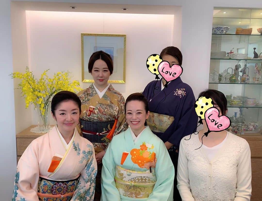 のインスタグラム：「※ Kimono lunch with friends 👭 →  Visited tea room🍃 . 大学時代の友人達とお着物で✨ お呼ばれしてたお宅にお邪魔しました。 . いつも素敵で思わず触れたくなる様なお肌であり 大人気漫画家の東村アキコさんも一緒に✨ . いつもはお洋服ですが たまにお着物で会うと新鮮💛 . 雨も止んでほんの少しでしたが 楽しいひと時でした💛 . . #kimono #kimonomio #和装 #着物」