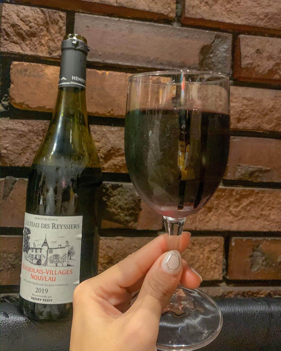 和希詩織さんのインスタグラム写真 - (和希詩織Instagram)「🍷😋#beaujolaisnouveau . . 今年初のボジョレーヌーボー😋🍷 カンパイじゃ！ . . いやー今年のボジョレーは甘みがあるって聞いててかなり楽しみにしてたの😋 広がる香りと甘みが本当美味しい😏❤️ . . 目をつけていたひごの屋表参道店 ( @higonoya )🐓にて😏🍷 やっと東京に戻ってきてほっと一息ボジョレーさんに出迎えてもらって 残り2019年駆け巡れそうですわ🏃‍♀️💨 . . 11月はいろんな出来事が多く立て込んでたからとても癒しである😋 . . みんなで飲もう！ボジョレーヌーボーみんなも参加してみてね😋🍷 すわいぷ👉👉👉🎥 . . . . . . #ひごのや表参道店#ボジョレーヌーボー#アンリフェッ シ#ボジョレンジャー#ボジョレーヌ#pr#ワイン好き#ボジョレーヌーヴォ」11月24日 23時09分 - kazukishiori