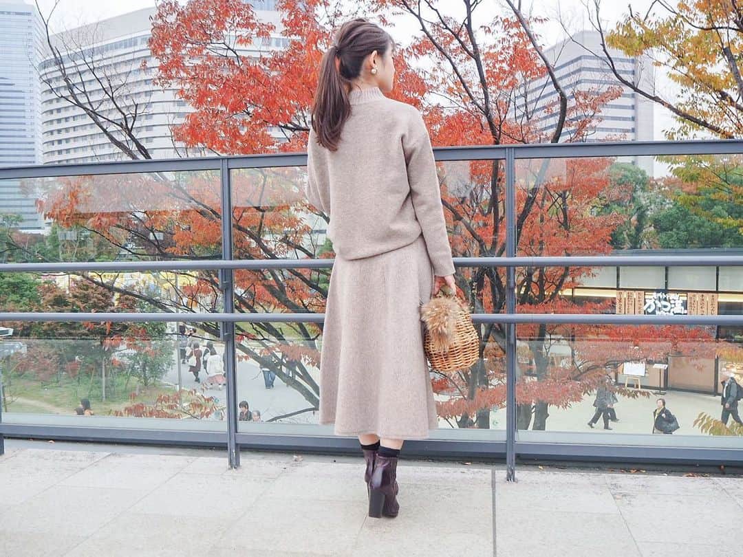 naho_7のインスタグラム：「. 大阪城公園で紅葉みてきた🍁 人との会話って大事やなあとしみじみ、、、 そしてUNIQLOのセットアップ優秀すぎ あと京阪モールでめっちゃ可愛いセレクトショップ発見して久々に物欲がふつふつ🎁 #わたしのサンタさんは失踪しました #明日からも頑張って生きよう」