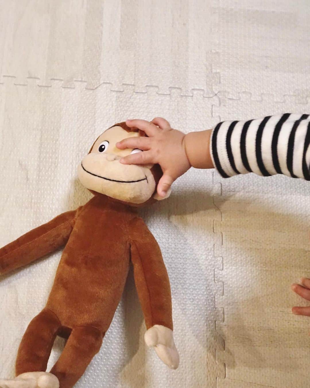 のインスタグラム：「ジョージがやってきた🐒﻿ ﻿ お店でジョージを見たおチビの大興奮っぷりに思わず買ってしまった😂﻿ 相棒になってくれたら嬉しいな♡﻿ ﻿ ﻿ ﻿ #赤ちゃん#赤ちゃんのいる生活#育児#子育て#ワンオペ育児#新米ママ#おさるのジョージ#ぬいぐるみ」