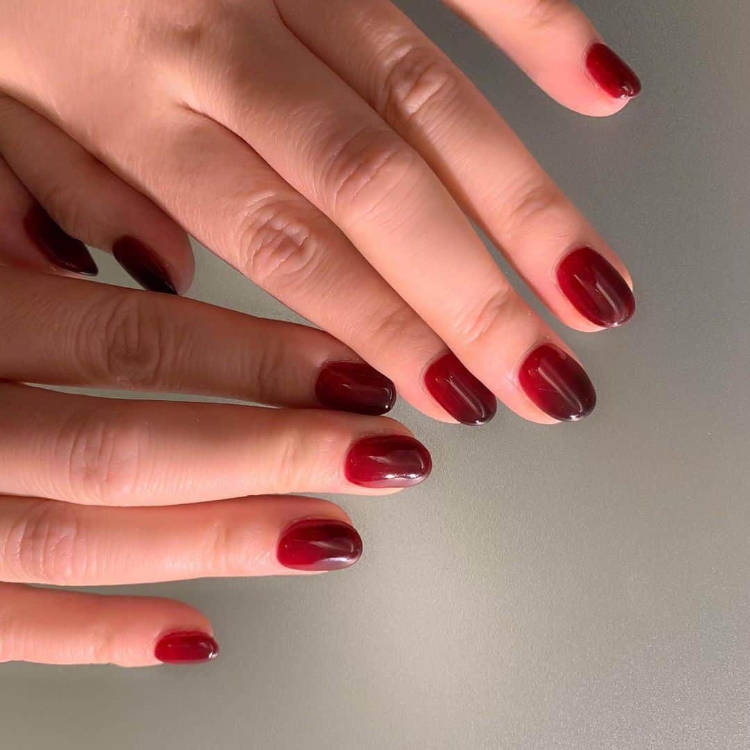 三浦加納子のインスタグラム：「Becomes deep red.. #rednails」