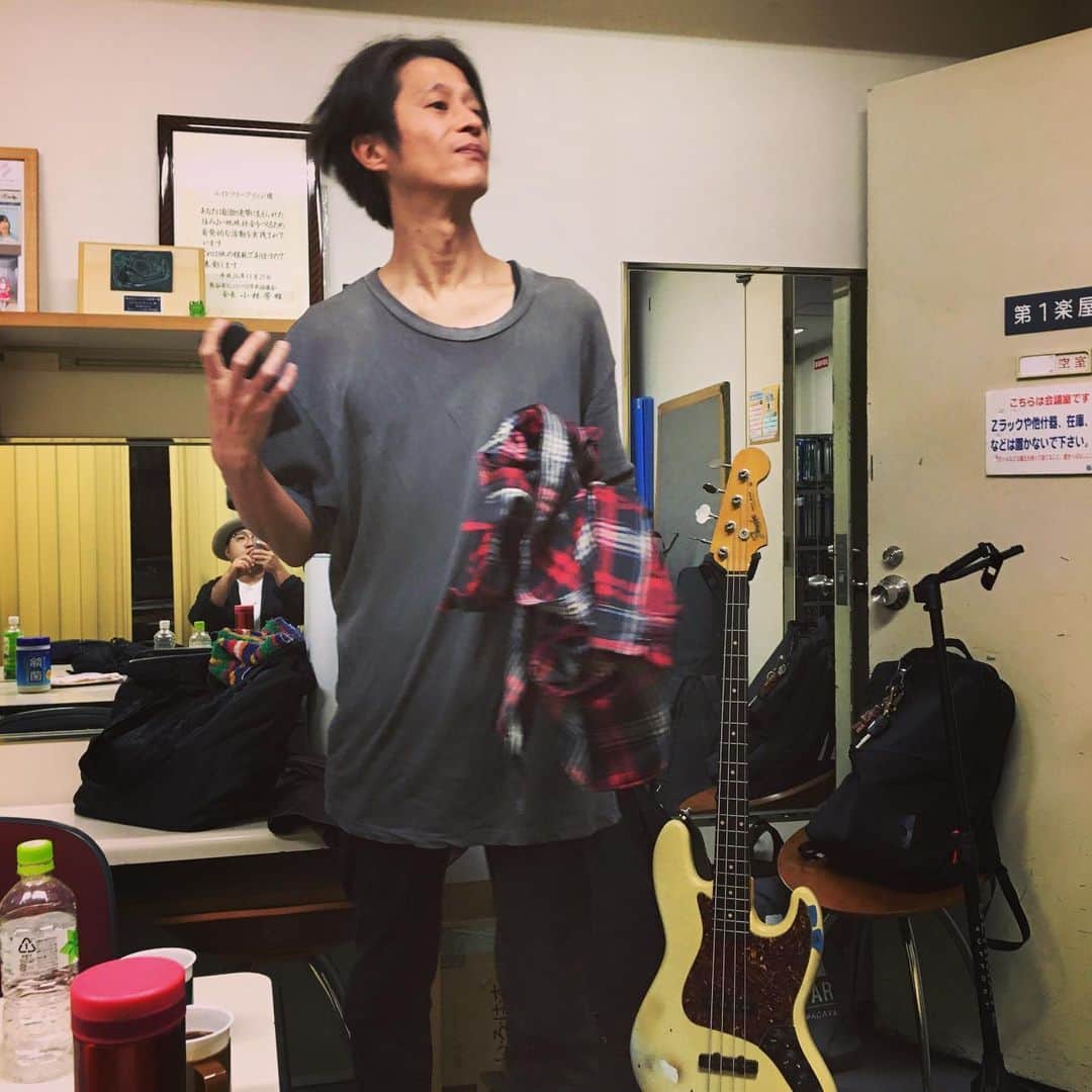 松本素生さんのインスタグラム写真 - (松本素生Instagram)「本日のすぺしゃるげすと。サトシ・イシハラ（41歳）。 の、楽屋風景。 打ち合わせなしのストロングスタイル🍖」11月24日 23時12分 - sou_matsumoto