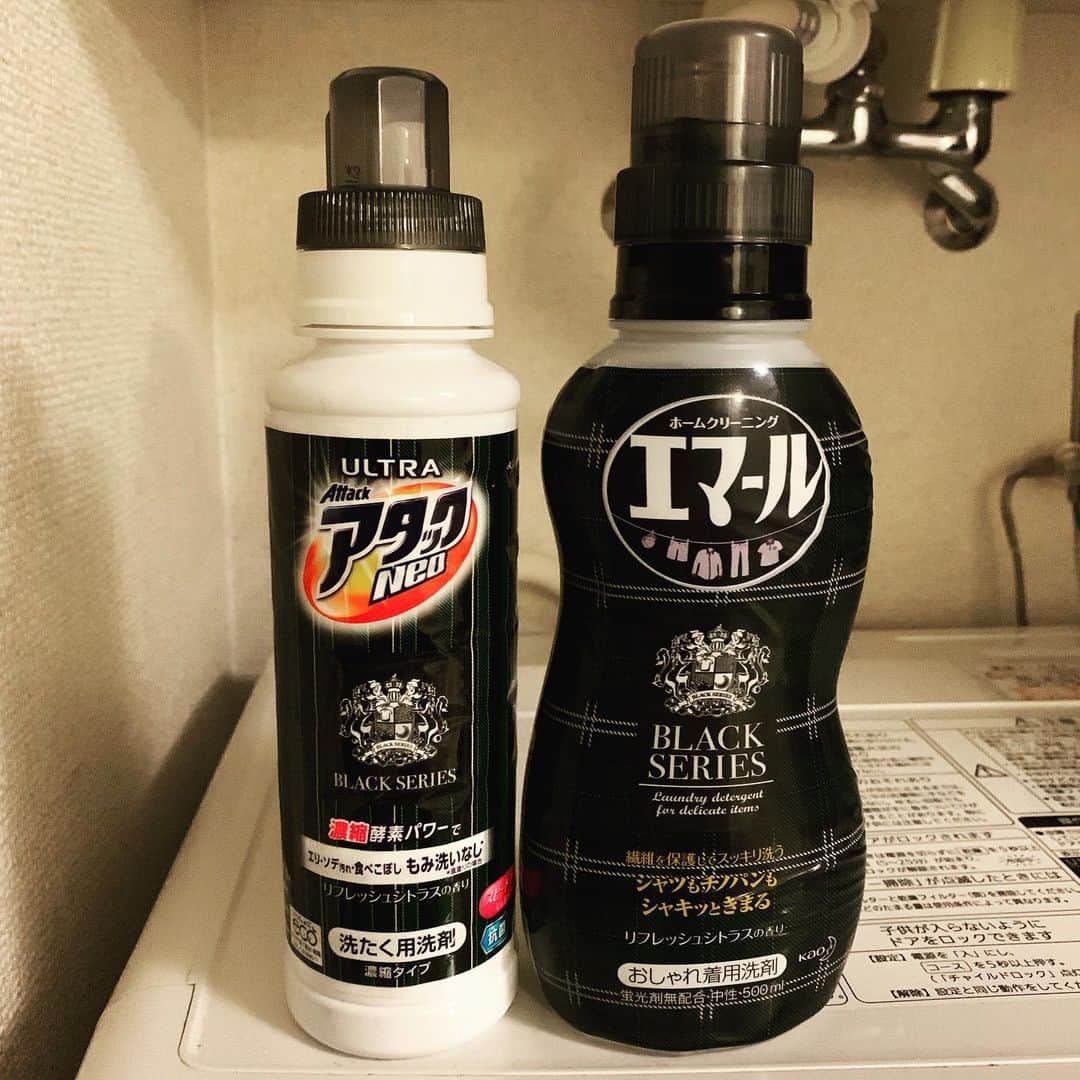 坂崎タケシのインスタグラム：「さいたまスーパーアリーナ2days無事終了‼︎芋ソーダ飲みながら、ランドリーを待つ。 男のブラックシリーズ笑。」