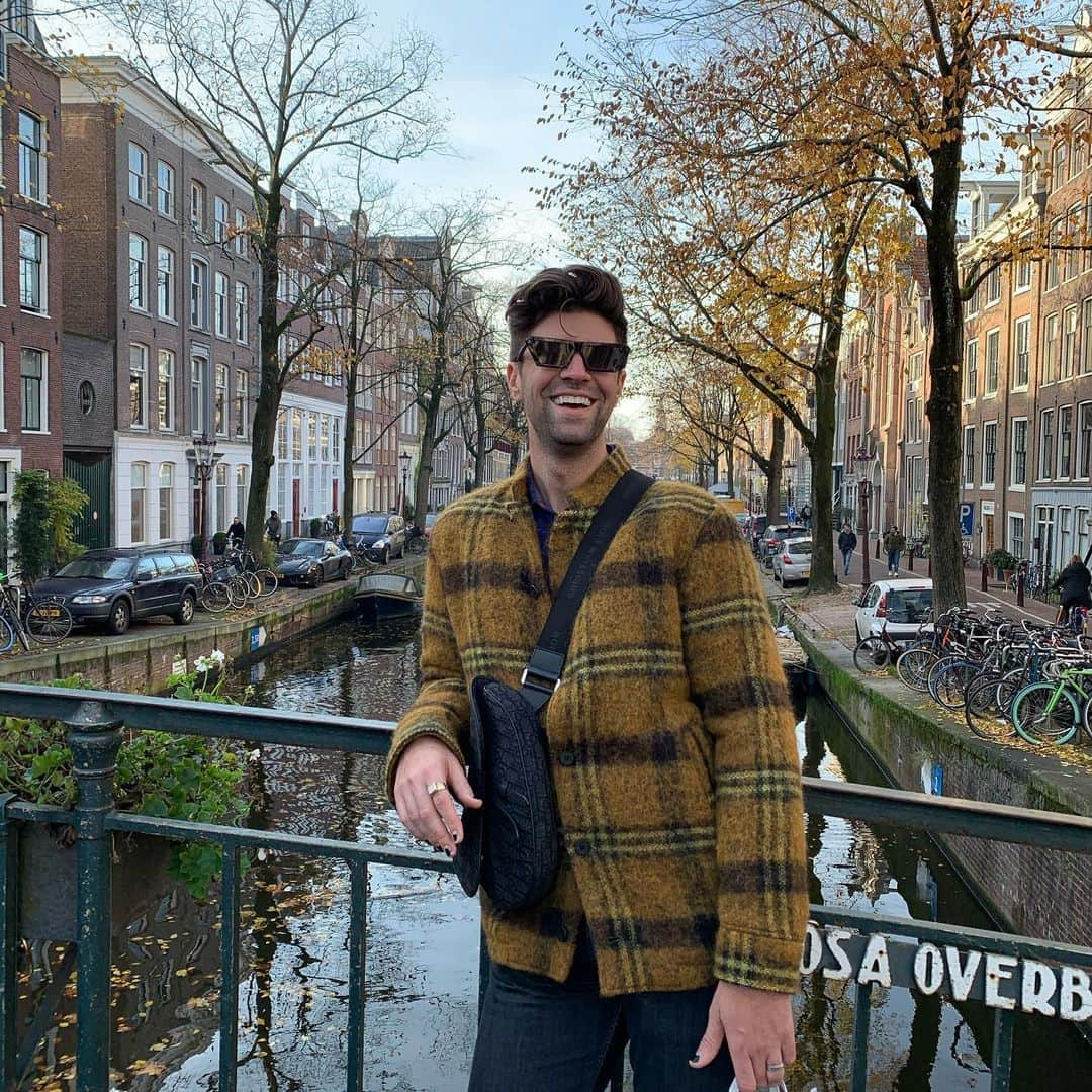 ジェシー・タイラー・ファーガソンさんのインスタグラム写真 - (ジェシー・タイラー・ファーガソンInstagram)「Now we’ve moved to Amsterdam. Kay, bye.」11月24日 23時15分 - jessetyler