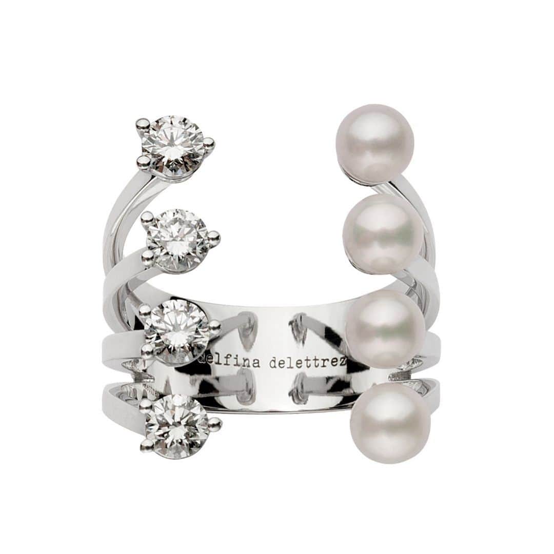 のインスタグラム：「The iconic DOTS ring composed of 4 white diamonds & 4 white pearls that seem suspended on the hand 🤚🏻   #delfinadelettrez  #whitegold #whitediamonds #DDdotsring」