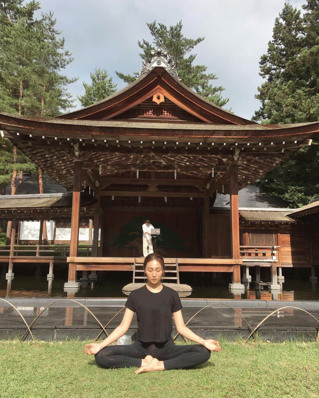 のインスタグラム：「𝘚𝘖𝘜𝘕𝘋 𝘔𝘌𝘋𝘐𝘛𝘈𝘛𝘐𝘖𝘕 🧘🏼‍♀️💫🎧 @elixinoljapan × @deportareclub  今日の身体の感覚が不思議、この日を思い出す。 2年前かな？身曽岐神社で朝から晩まで瞑想した日。 CBDオイルを舌下へ垂らし、後ろに写ってる高城剛さんのサウンドでメディテーション。 今日は瞑想したわけじゃないのに、美味しい発酵食品いただいて楽しく過ごしたからか(腸内環境とメンタルは密) 不思議とすごく深い瞑想状態と同じゾーンに。 起きてるのに心だけ深いところで気持ちよく眠ってるみたいな穏やかさ。頭の中のおしゃべりが止んで、静かな海みたい。 仙人になれそう。笑  #mindfulness  #soundmeditation  #瞑想 #仙人モード」