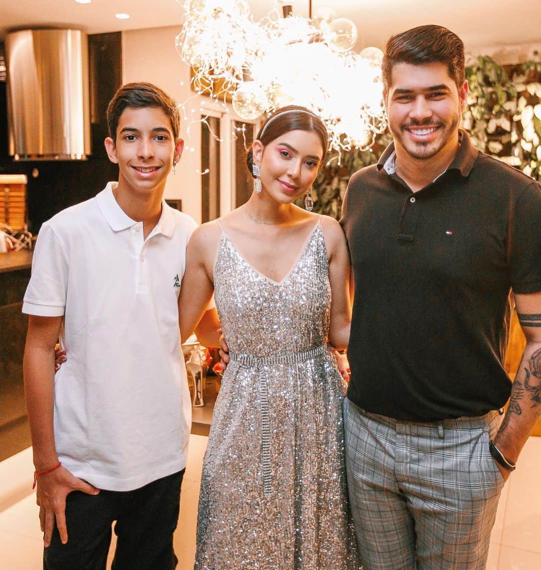 Gabriela Salesのインスタグラム：「Se eu tenho vocês, eu tenho tudo ❤️ #Ricasfamily」