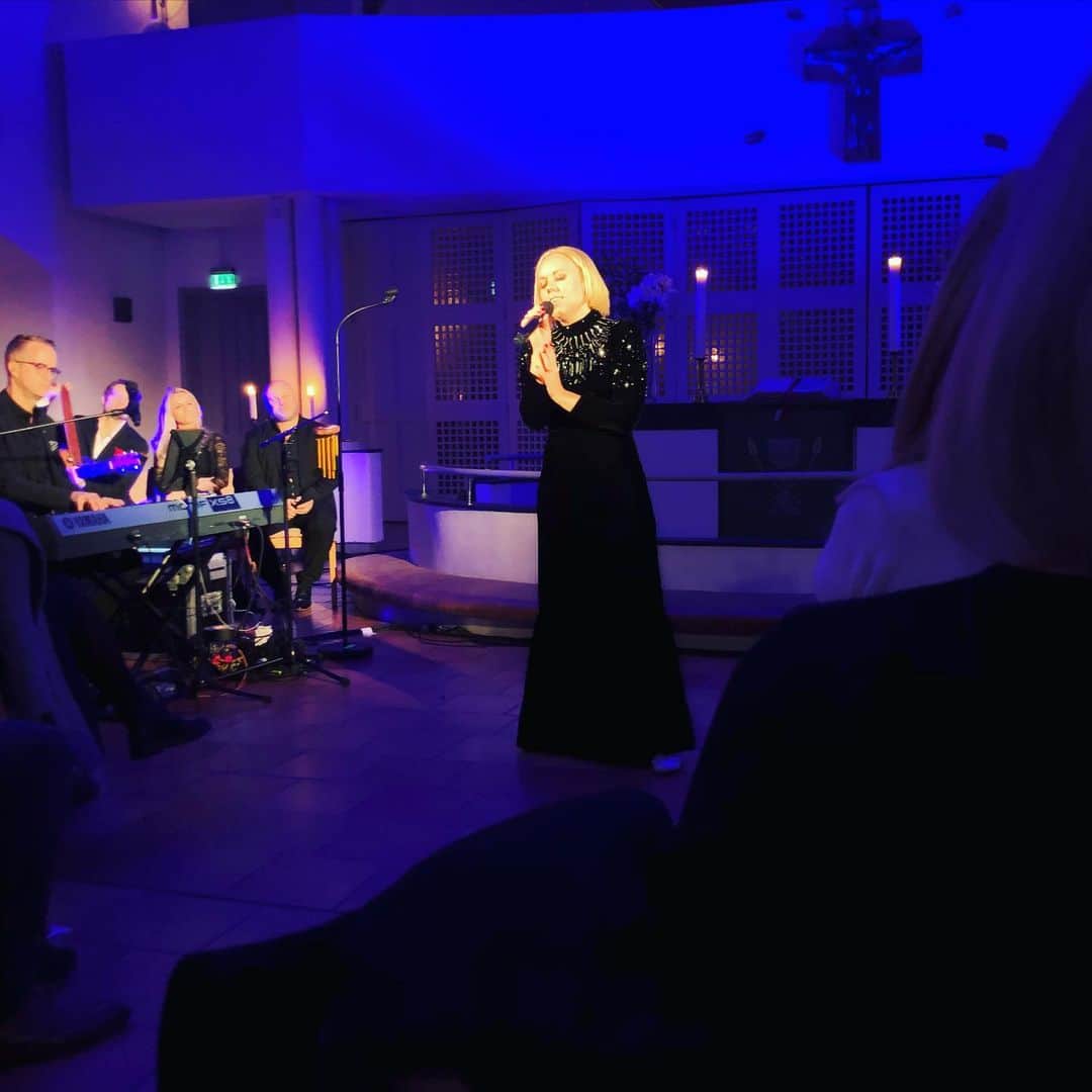 ティーネ・ティング・ヘルセットのインスタグラム：「Having a great time on tour!!! 4 concerts down - 45 to go! In love with my new dress 👗 @piatjelta #vårjul」