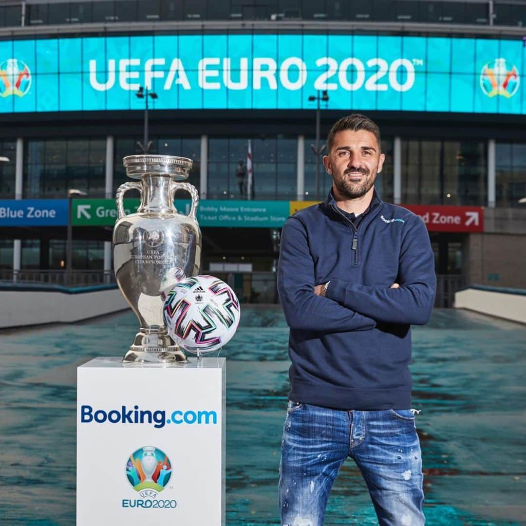 ダビド・ビジャさんのインスタグラム写真 - (ダビド・ビジャInstagram)「#AD | I'm excited to share that I've teamed up with @bookingcom for UEFA EURO 2020™! Booking.com announced that they are giving fans the chance to win the ultimate overnight football experience in the Booking.com Stadium Suite during the UEFA EURO 2020™ Final or Semi-Final in London #StadiumSuite #EURO2020 #bookingcom  To be in with a chance of winning a night in the Booking.com Stadium Suite with one guest, as well as other amazing UEFA EURO 2020™ prizes, fans simply need to book and complete a stay with Booking.com before 31st March 2020!  Fans 18+ currently residing in Denmark, France, Germany or Great Britain have the chance to win an overnight stay in the Booking.com Stadium Suite in London for the UEFA EURO 2020™ Final on 12 July 2020 or Semi-Final on 8 July 2020. Fans 18+ currently residing in Spain have the chance to win an overnight stay at the Booking.com Stadium Suite for the UEFA EURO 2020™ Semi-Final on 7 July 2020. More info and Ts&Cs: www.booking.com/stadiumsuite?aid=1907341.」11月24日 23時51分 - davidvilla