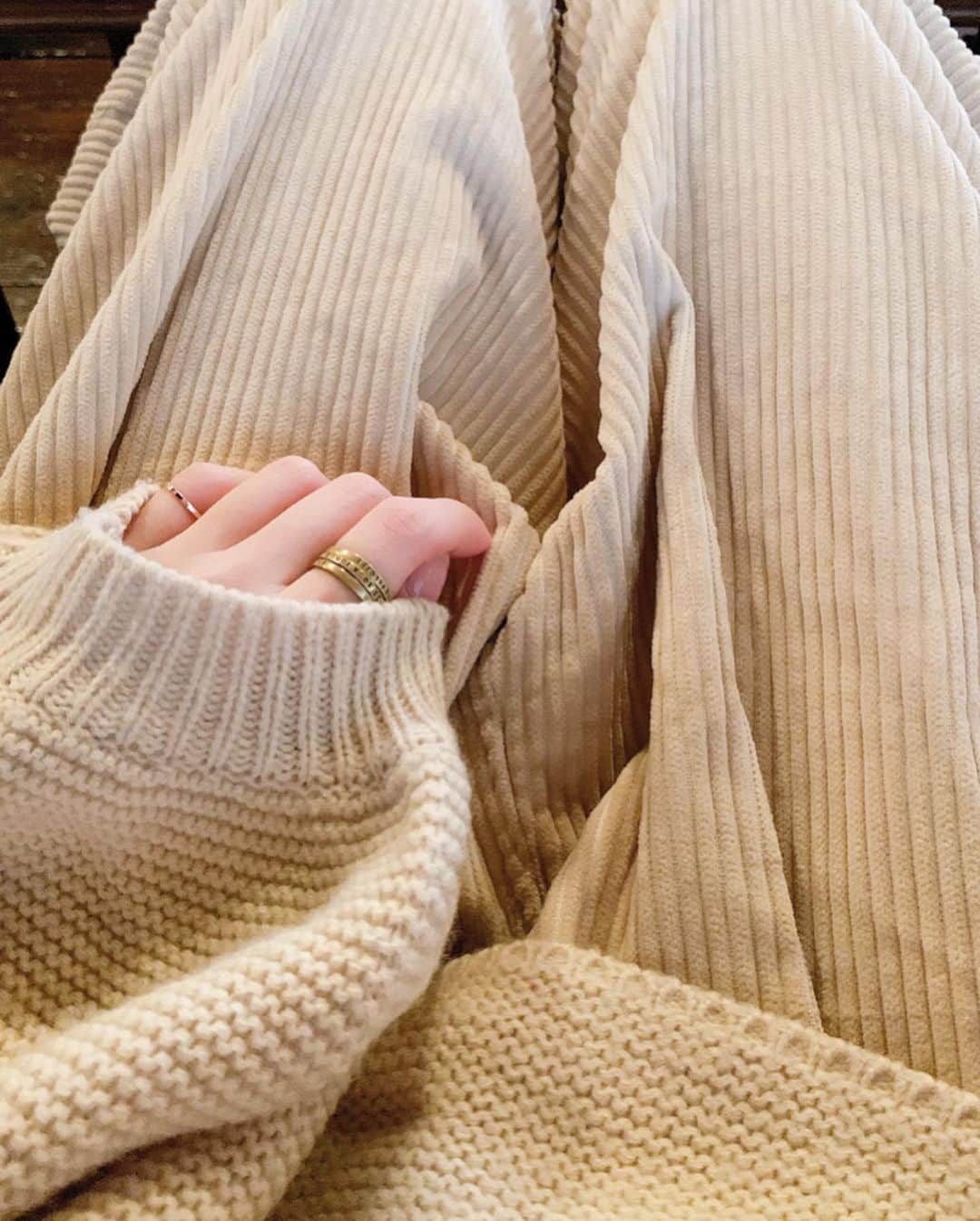 久保陽香さんのインスタグラム写真 - (久保陽香Instagram)「昨日は寒かったのに今日は暖かかったり。 このセーターを着る日はいつも暖かい。 皆さんも風邪など引かれませんように。  Netflixの｢#クロース ｣がとても好きでした。」11月24日 23時44分 - kubo_haru