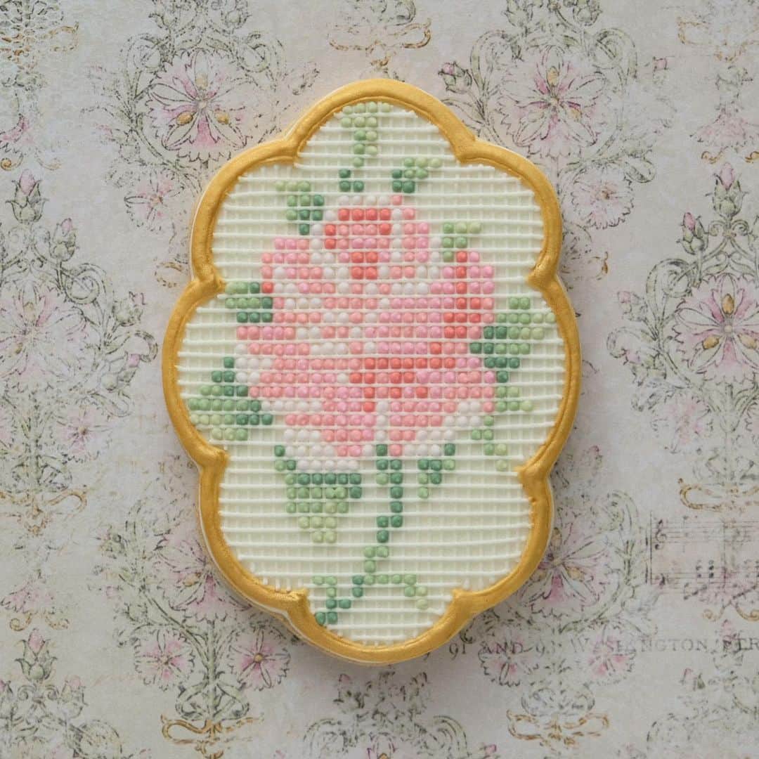KUNIKAのインスタグラム：「Embroidery rose cookie 🌹﻿ ﻿ お仕事ができる事に感謝の日々🥰﻿ 日本を2年以上離れてるし、職種が珍しいからこそ一般的にリーチするまでにまだまだ時間がかかりそうだし、私も表現して伝えていかないといけないのだけど、﻿ 周りのクリエイティブなお友達がお仕事依頼してくれたりして、楽しく再スタートできています。﻿ ちょっとずつマイペースに、でも確実に一歩一歩が今の気持ち。🌈 ﻿ ﻿ ﻿ ﻿ #artofkunika #sugarcookies #decoratedcookies #cookieart #decoratedsugarcookies #royalicing #royalicingcookies #cookiedecorating #customcookies #cookiesofinstagram #cookiedesign #cookieartist #instacookie #アイシングクッキー」