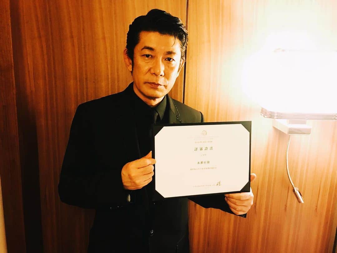 永瀬正敏さんのインスタグラム写真 - (永瀬正敏Instagram)「﻿ ﻿ 『金馬奨〜Golden horse award〜無事終了！』﻿ ﻿ 昨日朝8:30〜16:00まで厳重に管理された中、審査結果、内容が外部に漏れない様に(弁護士立ち合いのもと、スマホや通信機器は没収。外部との接触禁止。ホテルのワンフロアを貸し切りそこから出る事は許されない)﻿ 最終審査が行われ、様々な意見を出し合いながら、中には第三次投票まで行く部門もありつつ、各部門賞を決定しました。﻿ 最後には皆んな拍手喝采で長い審査の旅を終えた仲間達を称え合いました。﻿ ﻿ そして4時間のセレモニー。﻿ レッドカーペットイベントでは今回の審査委員長で台湾映画界のレジェンド、王童監督と一緒に歩かせていただきました。﻿ ﻿ セレモニー中、今回やっっっと『KANO』のウェイダーション監督、馬志翔監督にもお会い出来ました！！﻿ 馬監督とはプレゼンターも一緒に務めてさせて頂き、ちょっとした寸劇まがいのやり取りも、、、。﻿ 馬監督に助けられました。﻿ ﻿ マスタークラスとプレゼンターでお越しになっていた是枝監督、撮影監督のリーピンピンさんや、侯孝賢監督にも久しぶりにお会い出来、その後の夜中2時前まで続いた公式アフターパーティでは更に沢山の中華圏の映画人の方々と交流を持つ事が出来ました！﻿ ﻿ 今回の金馬奨＋金馬映画祭の長い旅は終わりを迎えました。﻿ ﻿ チェアマンのアン•リー監督、お声を掛けて頂き光栄でした。﻿ ﻿ 金馬奨＋金馬映画祭のスタッフの皆さんお世話になりました。﻿ そして強い絆ができた審査員の皆様、ありがとうございました。﻿ ﻿ 今回、大変素晴らしい経験をさせていただき、皆さんに心から感謝しています。﻿ ﻿ ﻿ from  M.Nagase(永瀨正敏)﻿ ﻿ ﻿ #金馬奨 #goldenhorseaward #金馬影展 #goldenhorsefilmfestival #審査員の皆様お疲れ様でした #スタッフの皆様お疲れ様でした #謝謝 #辛苦了 #ノミネートされた皆さん受賞された皆さんおめでとうございました #金馬有難う #審査員証明書 #王童導演 #陳玉勲導演 #李安導演 #最終審査員and二次審査員 #lovely金馬奨staff ﻿ #李屏賓先生 #TomLin導演 #魏德聖導演 #馬志翔導演 #姜秀瓊導演 ﻿ #永瀬正敏 #永瀨正敏 #masatoshinagase﻿」11月24日 23時47分 - masatoshi_nagase_official