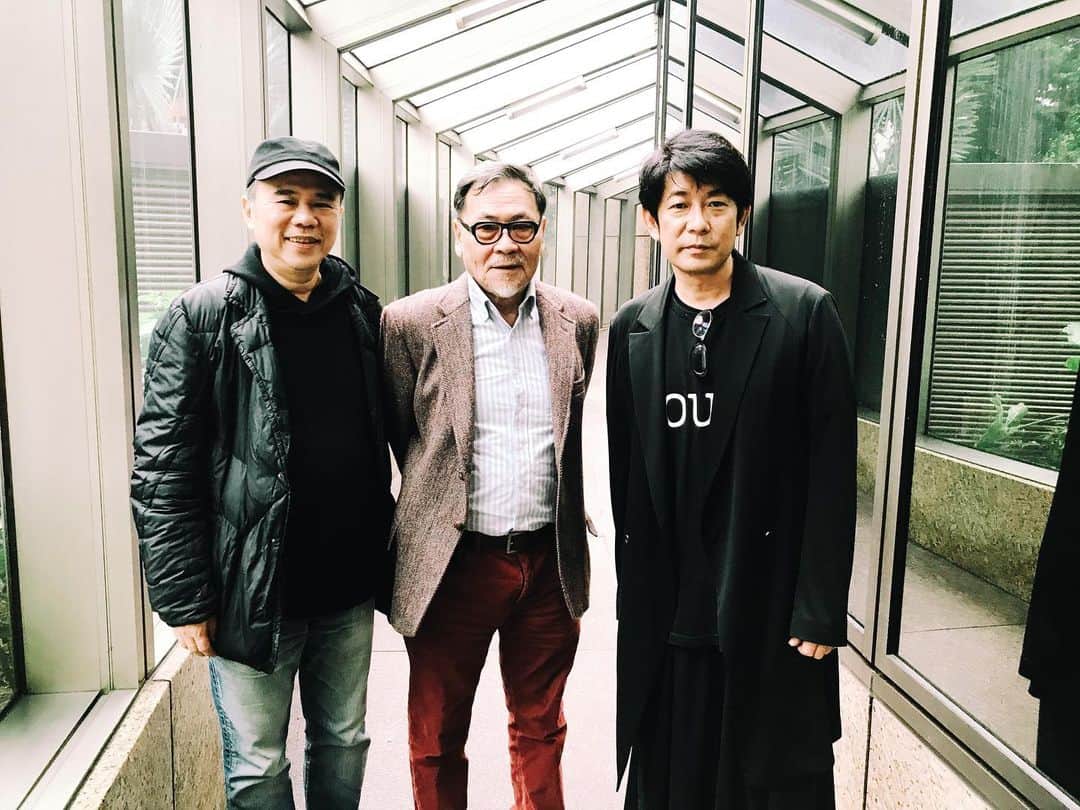 永瀬正敏さんのインスタグラム写真 - (永瀬正敏Instagram)「﻿ ﻿ 『金馬奨〜Golden horse award〜無事終了！』﻿ ﻿ 昨日朝8:30〜16:00まで厳重に管理された中、審査結果、内容が外部に漏れない様に(弁護士立ち合いのもと、スマホや通信機器は没収。外部との接触禁止。ホテルのワンフロアを貸し切りそこから出る事は許されない)﻿ 最終審査が行われ、様々な意見を出し合いながら、中には第三次投票まで行く部門もありつつ、各部門賞を決定しました。﻿ 最後には皆んな拍手喝采で長い審査の旅を終えた仲間達を称え合いました。﻿ ﻿ そして4時間のセレモニー。﻿ レッドカーペットイベントでは今回の審査委員長で台湾映画界のレジェンド、王童監督と一緒に歩かせていただきました。﻿ ﻿ セレモニー中、今回やっっっと『KANO』のウェイダーション監督、馬志翔監督にもお会い出来ました！！﻿ 馬監督とはプレゼンターも一緒に務めてさせて頂き、ちょっとした寸劇まがいのやり取りも、、、。﻿ 馬監督に助けられました。﻿ ﻿ マスタークラスとプレゼンターでお越しになっていた是枝監督、撮影監督のリーピンピンさんや、侯孝賢監督にも久しぶりにお会い出来、その後の夜中2時前まで続いた公式アフターパーティでは更に沢山の中華圏の映画人の方々と交流を持つ事が出来ました！﻿ ﻿ 今回の金馬奨＋金馬映画祭の長い旅は終わりを迎えました。﻿ ﻿ チェアマンのアン•リー監督、お声を掛けて頂き光栄でした。﻿ ﻿ 金馬奨＋金馬映画祭のスタッフの皆さんお世話になりました。﻿ そして強い絆ができた審査員の皆様、ありがとうございました。﻿ ﻿ 今回、大変素晴らしい経験をさせていただき、皆さんに心から感謝しています。﻿ ﻿ ﻿ from  M.Nagase(永瀨正敏)﻿ ﻿ ﻿ #金馬奨 #goldenhorseaward #金馬影展 #goldenhorsefilmfestival #審査員の皆様お疲れ様でした #スタッフの皆様お疲れ様でした #謝謝 #辛苦了 #ノミネートされた皆さん受賞された皆さんおめでとうございました #金馬有難う #審査員証明書 #王童導演 #陳玉勲導演 #李安導演 #最終審査員and二次審査員 #lovely金馬奨staff ﻿ #李屏賓先生 #TomLin導演 #魏德聖導演 #馬志翔導演 #姜秀瓊導演 ﻿ #永瀬正敏 #永瀨正敏 #masatoshinagase﻿」11月24日 23時47分 - masatoshi_nagase_official