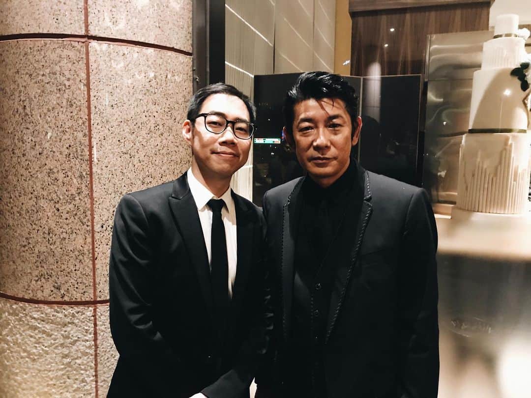 永瀬正敏さんのインスタグラム写真 - (永瀬正敏Instagram)「﻿ ﻿ 『金馬奨〜Golden horse award〜無事終了！』﻿ ﻿ 昨日朝8:30〜16:00まで厳重に管理された中、審査結果、内容が外部に漏れない様に(弁護士立ち合いのもと、スマホや通信機器は没収。外部との接触禁止。ホテルのワンフロアを貸し切りそこから出る事は許されない)﻿ 最終審査が行われ、様々な意見を出し合いながら、中には第三次投票まで行く部門もありつつ、各部門賞を決定しました。﻿ 最後には皆んな拍手喝采で長い審査の旅を終えた仲間達を称え合いました。﻿ ﻿ そして4時間のセレモニー。﻿ レッドカーペットイベントでは今回の審査委員長で台湾映画界のレジェンド、王童監督と一緒に歩かせていただきました。﻿ ﻿ セレモニー中、今回やっっっと『KANO』のウェイダーション監督、馬志翔監督にもお会い出来ました！！﻿ 馬監督とはプレゼンターも一緒に務めてさせて頂き、ちょっとした寸劇まがいのやり取りも、、、。﻿ 馬監督に助けられました。﻿ ﻿ マスタークラスとプレゼンターでお越しになっていた是枝監督、撮影監督のリーピンピンさんや、侯孝賢監督にも久しぶりにお会い出来、その後の夜中2時前まで続いた公式アフターパーティでは更に沢山の中華圏の映画人の方々と交流を持つ事が出来ました！﻿ ﻿ 今回の金馬奨＋金馬映画祭の長い旅は終わりを迎えました。﻿ ﻿ チェアマンのアン•リー監督、お声を掛けて頂き光栄でした。﻿ ﻿ 金馬奨＋金馬映画祭のスタッフの皆さんお世話になりました。﻿ そして強い絆ができた審査員の皆様、ありがとうございました。﻿ ﻿ 今回、大変素晴らしい経験をさせていただき、皆さんに心から感謝しています。﻿ ﻿ ﻿ from  M.Nagase(永瀨正敏)﻿ ﻿ ﻿ #金馬奨 #goldenhorseaward #金馬影展 #goldenhorsefilmfestival #審査員の皆様お疲れ様でした #スタッフの皆様お疲れ様でした #謝謝 #辛苦了 #ノミネートされた皆さん受賞された皆さんおめでとうございました #金馬有難う #審査員証明書 #王童導演 #陳玉勲導演 #李安導演 #最終審査員and二次審査員 #lovely金馬奨staff ﻿ #李屏賓先生 #TomLin導演 #魏德聖導演 #馬志翔導演 #姜秀瓊導演 ﻿ #永瀬正敏 #永瀨正敏 #masatoshinagase﻿」11月24日 23時47分 - masatoshi_nagase_official