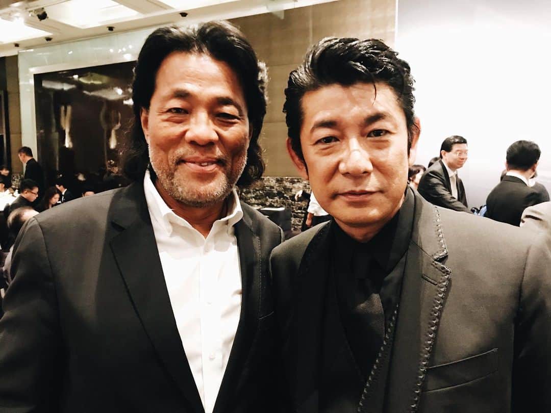 永瀬正敏さんのインスタグラム写真 - (永瀬正敏Instagram)「﻿ ﻿ 『金馬奨〜Golden horse award〜無事終了！』﻿ ﻿ 昨日朝8:30〜16:00まで厳重に管理された中、審査結果、内容が外部に漏れない様に(弁護士立ち合いのもと、スマホや通信機器は没収。外部との接触禁止。ホテルのワンフロアを貸し切りそこから出る事は許されない)﻿ 最終審査が行われ、様々な意見を出し合いながら、中には第三次投票まで行く部門もありつつ、各部門賞を決定しました。﻿ 最後には皆んな拍手喝采で長い審査の旅を終えた仲間達を称え合いました。﻿ ﻿ そして4時間のセレモニー。﻿ レッドカーペットイベントでは今回の審査委員長で台湾映画界のレジェンド、王童監督と一緒に歩かせていただきました。﻿ ﻿ セレモニー中、今回やっっっと『KANO』のウェイダーション監督、馬志翔監督にもお会い出来ました！！﻿ 馬監督とはプレゼンターも一緒に務めてさせて頂き、ちょっとした寸劇まがいのやり取りも、、、。﻿ 馬監督に助けられました。﻿ ﻿ マスタークラスとプレゼンターでお越しになっていた是枝監督、撮影監督のリーピンピンさんや、侯孝賢監督にも久しぶりにお会い出来、その後の夜中2時前まで続いた公式アフターパーティでは更に沢山の中華圏の映画人の方々と交流を持つ事が出来ました！﻿ ﻿ 今回の金馬奨＋金馬映画祭の長い旅は終わりを迎えました。﻿ ﻿ チェアマンのアン•リー監督、お声を掛けて頂き光栄でした。﻿ ﻿ 金馬奨＋金馬映画祭のスタッフの皆さんお世話になりました。﻿ そして強い絆ができた審査員の皆様、ありがとうございました。﻿ ﻿ 今回、大変素晴らしい経験をさせていただき、皆さんに心から感謝しています。﻿ ﻿ ﻿ from  M.Nagase(永瀨正敏)﻿ ﻿ ﻿ #金馬奨 #goldenhorseaward #金馬影展 #goldenhorsefilmfestival #審査員の皆様お疲れ様でした #スタッフの皆様お疲れ様でした #謝謝 #辛苦了 #ノミネートされた皆さん受賞された皆さんおめでとうございました #金馬有難う #審査員証明書 #王童導演 #陳玉勲導演 #李安導演 #最終審査員and二次審査員 #lovely金馬奨staff ﻿ #李屏賓先生 #TomLin導演 #魏德聖導演 #馬志翔導演 #姜秀瓊導演 ﻿ #永瀬正敏 #永瀨正敏 #masatoshinagase﻿」11月24日 23時47分 - masatoshi_nagase_official