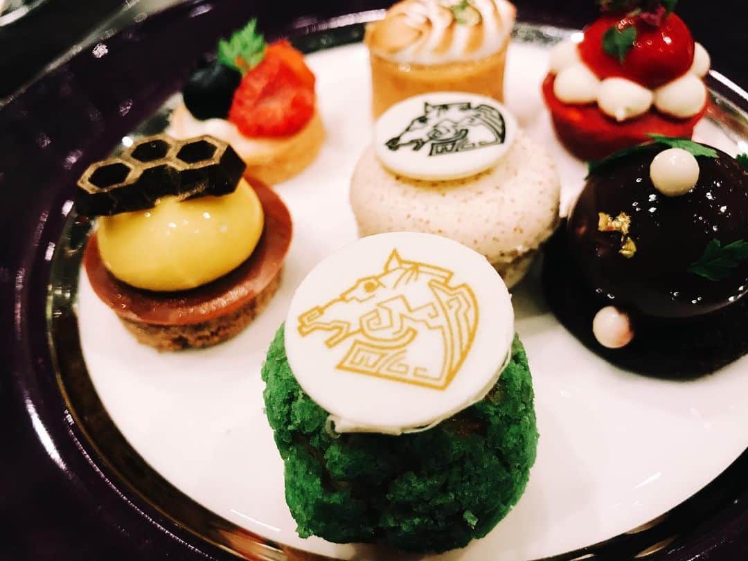 永瀬正敏さんのインスタグラム写真 - (永瀬正敏Instagram)「﻿ ﻿ 『金馬奨〜Golden horse award〜無事終了！』﻿ ﻿ 昨日朝8:30〜16:00まで厳重に管理された中、審査結果、内容が外部に漏れない様に(弁護士立ち合いのもと、スマホや通信機器は没収。外部との接触禁止。ホテルのワンフロアを貸し切りそこから出る事は許されない)﻿ 最終審査が行われ、様々な意見を出し合いながら、中には第三次投票まで行く部門もありつつ、各部門賞を決定しました。﻿ 最後には皆んな拍手喝采で長い審査の旅を終えた仲間達を称え合いました。﻿ ﻿ そして4時間のセレモニー。﻿ レッドカーペットイベントでは今回の審査委員長で台湾映画界のレジェンド、王童監督と一緒に歩かせていただきました。﻿ ﻿ セレモニー中、今回やっっっと『KANO』のウェイダーション監督、馬志翔監督にもお会い出来ました！！﻿ 馬監督とはプレゼンターも一緒に務めてさせて頂き、ちょっとした寸劇まがいのやり取りも、、、。﻿ 馬監督に助けられました。﻿ ﻿ マスタークラスとプレゼンターでお越しになっていた是枝監督、撮影監督のリーピンピンさんや、侯孝賢監督にも久しぶりにお会い出来、その後の夜中2時前まで続いた公式アフターパーティでは更に沢山の中華圏の映画人の方々と交流を持つ事が出来ました！﻿ ﻿ 今回の金馬奨＋金馬映画祭の長い旅は終わりを迎えました。﻿ ﻿ チェアマンのアン•リー監督、お声を掛けて頂き光栄でした。﻿ ﻿ 金馬奨＋金馬映画祭のスタッフの皆さんお世話になりました。﻿ そして強い絆ができた審査員の皆様、ありがとうございました。﻿ ﻿ 今回、大変素晴らしい経験をさせていただき、皆さんに心から感謝しています。﻿ ﻿ ﻿ from  M.Nagase(永瀨正敏)﻿ ﻿ ﻿ #金馬奨 #goldenhorseaward #金馬影展 #goldenhorsefilmfestival #審査員の皆様お疲れ様でした #スタッフの皆様お疲れ様でした #謝謝 #辛苦了 #ノミネートされた皆さん受賞された皆さんおめでとうございました #金馬有難う #審査員証明書 #王童導演 #陳玉勲導演 #李安導演 #最終審査員and二次審査員 #lovely金馬奨staff ﻿ #李屏賓先生 #TomLin導演 #魏德聖導演 #馬志翔導演 #姜秀瓊導演 ﻿ #永瀬正敏 #永瀨正敏 #masatoshinagase﻿」11月24日 23時47分 - masatoshi_nagase_official