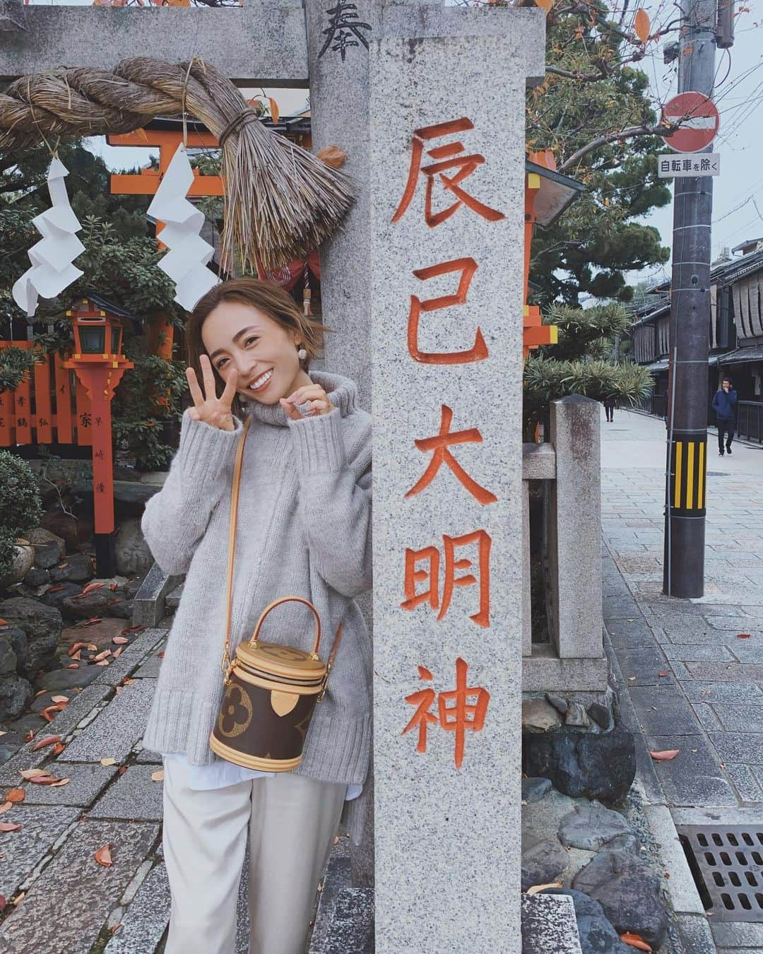 里見茜さんのインスタグラム写真 - (里見茜Instagram)「遂に！30歳を迎えました🎂 昔は大人になりたくないってずっと思ってたけど😂 今はこれからの人生がより楽しみになっています☺︎ とにかく何でも挑戦して、沢山失敗した20代。 その分自分の中で学んで得た事は多くて今思い返せば、その経験があったからこそ、今があって幸せだなと思える時間が増えたんだなと。 5年後10年後どんな過ごし方をしてるだろう！ 30代はより目標を明確に。 今の幸せを大切にしていきたいです。 #30歳になりました#おめでとう#自分#京都旅#辰巳大明神#happybirthday#30th」11月24日 23時53分 - satomiakane