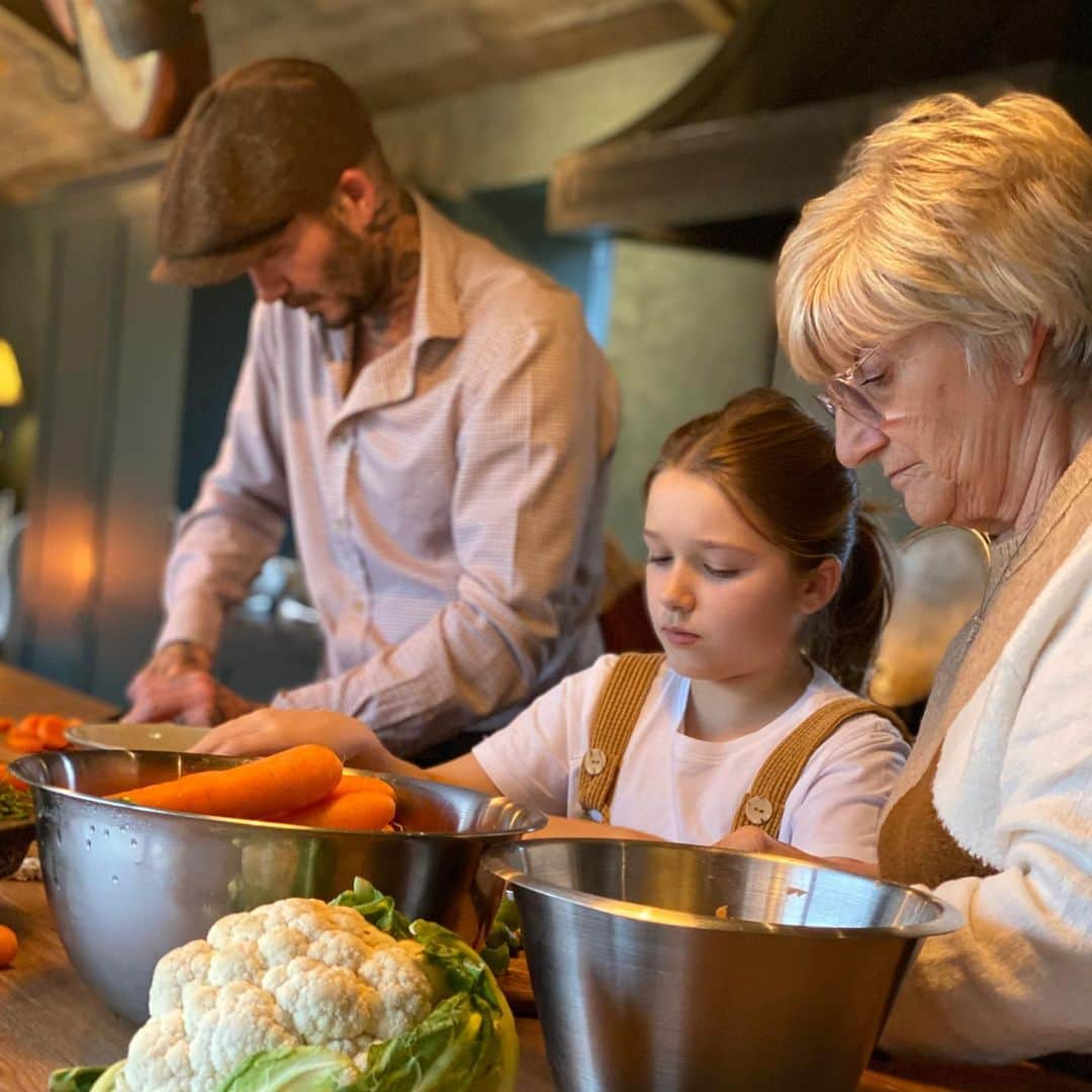 デビッド・ベッカムさんのインスタグラム写真 - (デビッド・ベッカムInstagram)「Best Sunday ever making the roast with mum , Harper Seven & @brooklynbeckham ♥️♥️♥️ #goodTimes 😍」11月24日 23時54分 - davidbeckham