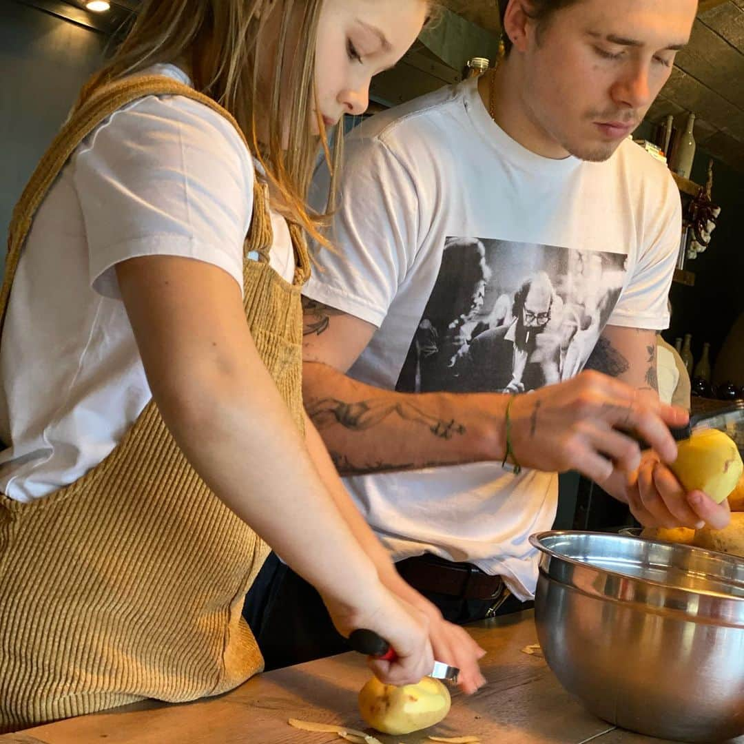 デビッド・ベッカムさんのインスタグラム写真 - (デビッド・ベッカムInstagram)「Best Sunday ever making the roast with mum , Harper Seven & @brooklynbeckham ♥️♥️♥️ #goodTimes 😍」11月24日 23時54分 - davidbeckham