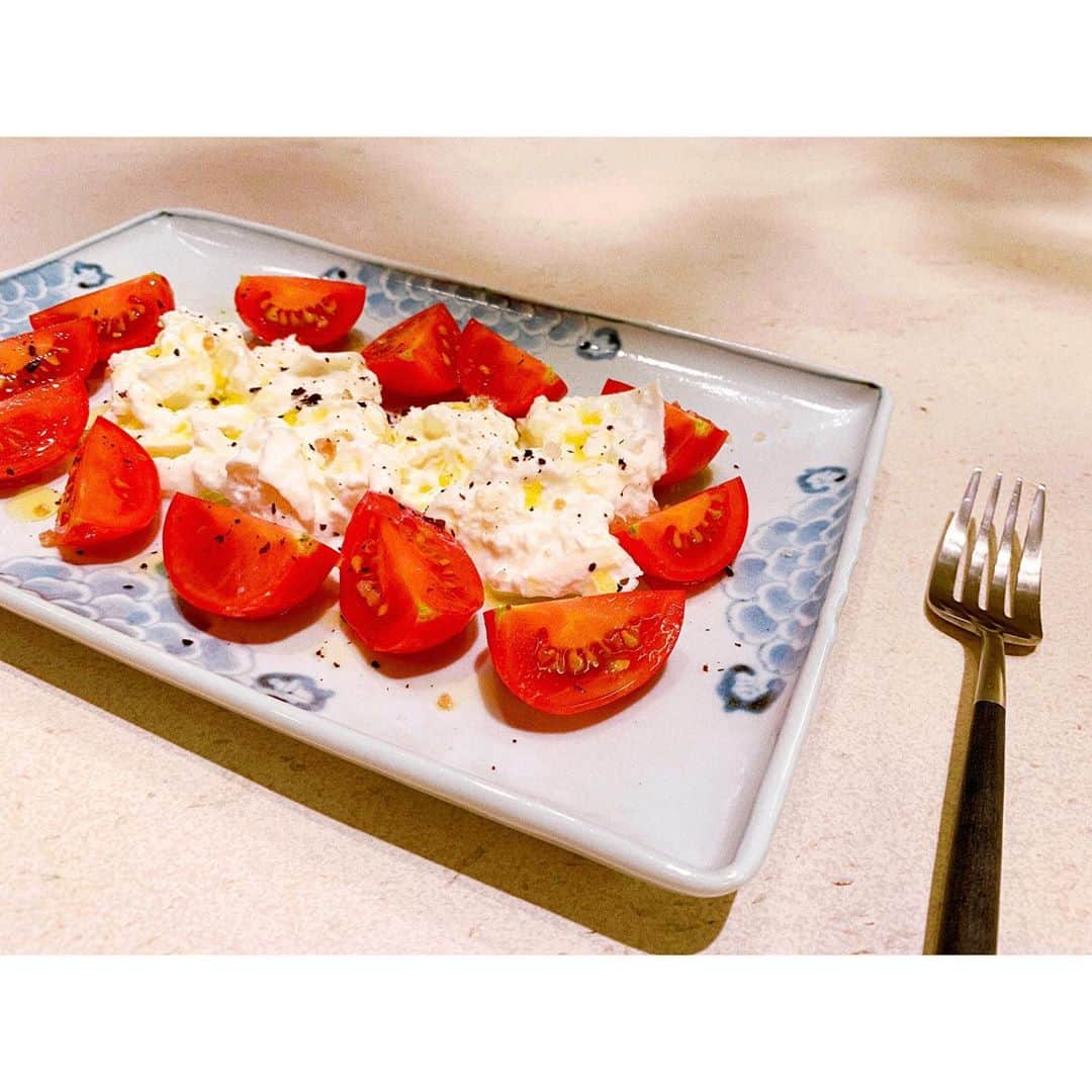のインスタグラム：「小腹が空いたので深夜のブッラータ🍅✨ #burrata」