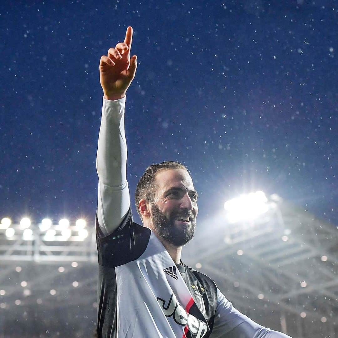 ユヴェントスFCさんのインスタグラム写真 - (ユヴェントスFCInstagram)「🙋‍♂️ Put your hands up for Pipita 🙌  #AtalantaJuve #FinoAllaFine」11月24日 23時54分 - juventus