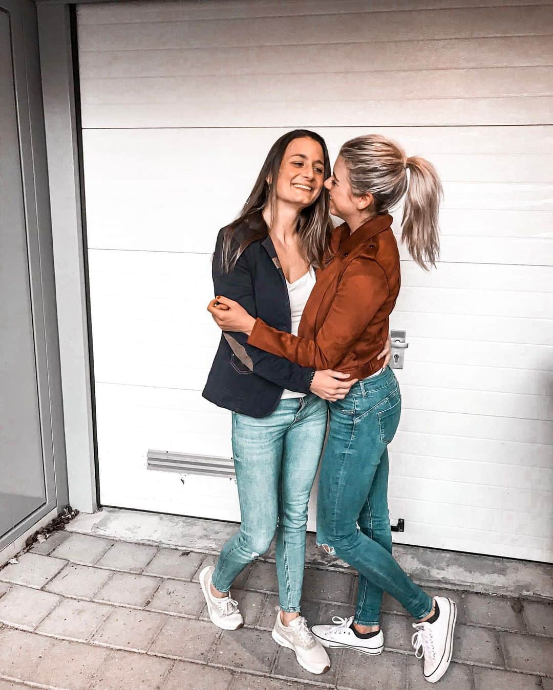 ニキ・ヴォリーズさんのインスタグラム写真 - (ニキ・ヴォリーズInstagram)「Happy Bday to my best friend !! Love you sis !! “ “ “ #sisters #blond #brunettegirl #blondegirl #dutch #europeangirls #us #loveher #friends #netherlands #amsterdam #almere #liefde」11月24日 23時55分 - nikiwories