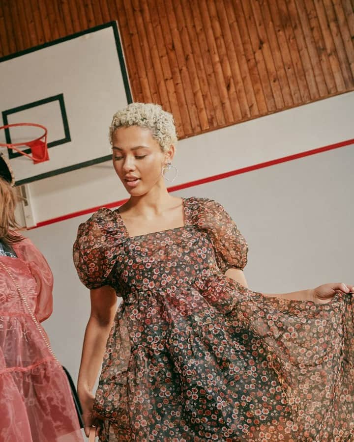 トップショップさんのインスタグラム写真 - (トップショップInstagram)「Floral dresses for flouncing about on basketball courts, or elsewhere. Tap to shop or shop via the 🔗 in bio.」11月25日 0時00分 - topshop