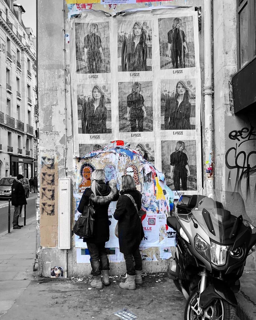 スコット・ローウェルさんのインスタグラム写真 - (スコット・ローウェルInstagram)「Street Art . #shotoniphone #streetphotography #streetart #paris #lemarais #colorsplash #blackandwhitephotography」11月24日 23時57分 - scolo222