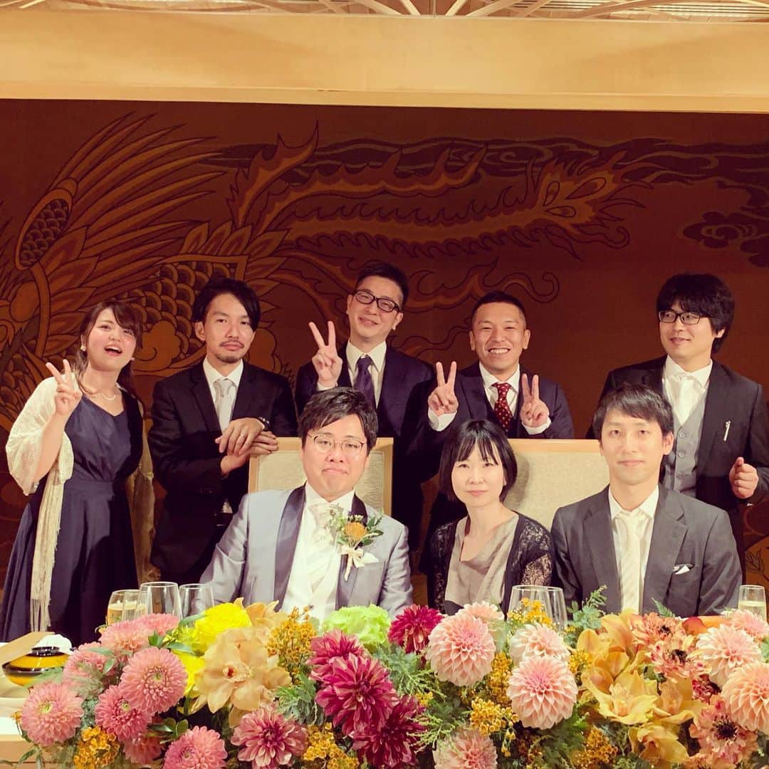 加藤千恵のインスタグラム：「超豪華で楽しい披露宴だった！ 出席できて幸せだったなあ。数年前にぶち終わったラジオ番組、 #akann0 メンバーで。お色直し中の新婦席に座る、図々しいわたしたち。あと、帰り際の少しの時間ながら、たくさんの人たちに息子を可愛がってもらったのもありがたかった。本人はまだありがたみをわかってないだろうけど。岩井さん（ちなみに息子と同じ誕生日）に向かって「バイバイ」したりしてた。」
