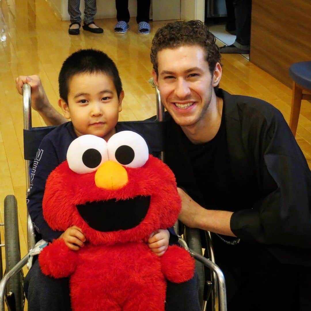 ジェイソン・ブラウンのインスタグラム：「‪Ronald McDonald House in Sapporo! @rmhc ❤️✨ • ❤️ いつもたくさんのぬいぐるみをありがとうございます。‬今日、札幌のドナルドマクドナルドハウスに行きました！この男の子に僕の心は打たれました。この男の子は僕の新しい友達です！❤‬‬」