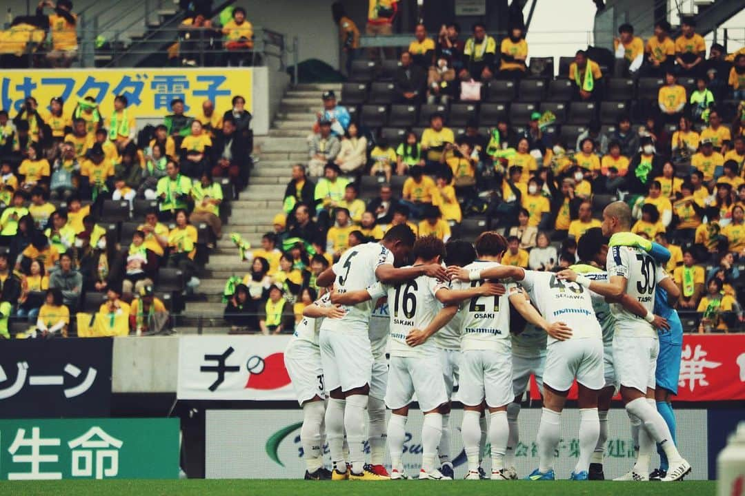 栃木SCさんのインスタグラム写真 - (栃木SCInstagram)「. 【 GAME PHOTO 】 . ▽AWAY GAME  11/24 vs #ジェフユナイテッド千葉 ． ▽SCORE 千葉 0-1 栃木 . ▽SCORERS 71分 田代雅也(栃木) ． ▽STARTING LINEUP GK 23 #川田修平 DF 27 #久富良輔 DF 36 #乾大知 DF 30 #田代雅也 DF 45 #瀬川和樹 MF 37 #浜下瑛 MF 26 #枝村匠馬 MF 6 #古波津辰希 MF 21 #大﨑淳矢 FW 5 #ヘニキ FW 16 #榊翔太 . ▽SUBMEMBER GK 35 #浅沼優瑠 DF 18 #坂田良太 MF 10 #西谷和希 MF 14 #西谷優希 MF 29 #川田拳登 FW 47 #キムヒョン FW 9 #大黒将志 ． 最終節の勝利でJ2残留を決めました。 2019シーズンも最後の最後まで共に戦って頂き、誠にありがとうございました！ KEEP MOVING FORWARD. #栃木SC #全員戦力 #jefunited #千葉対栃木 #jleague  #Jリーグ #サッカー .」11月25日 0時03分 - tochigisc_official