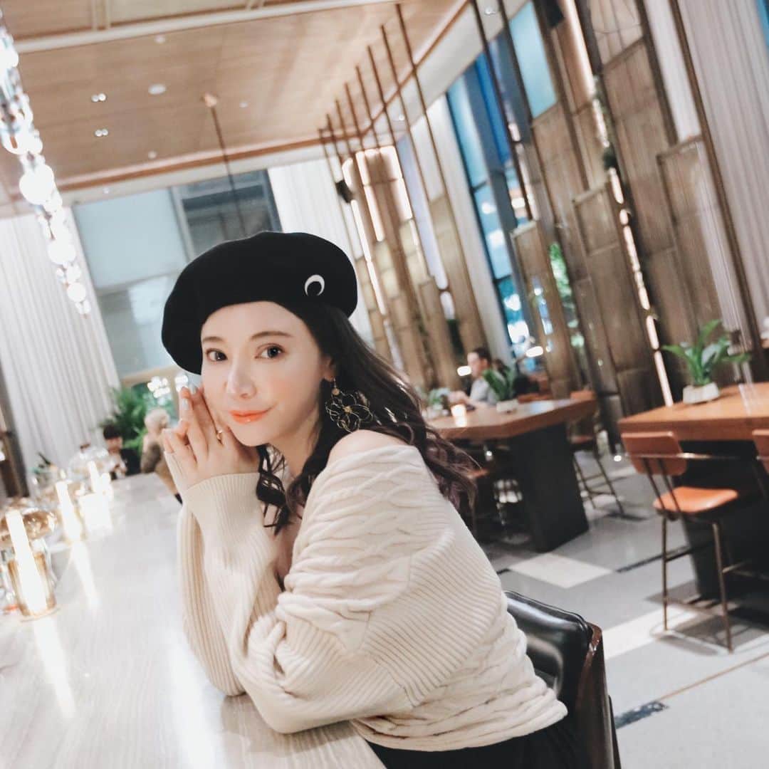 クリスティン・ウェイのインスタグラム：「Weekend chilling with friend #valmuer #outfit  @valmuer_official knit  #valmuer  #valmuertravelcamp #valmuer #knitwear #christinewei #cwfashion #cwtravel #クリスティンウェイ」