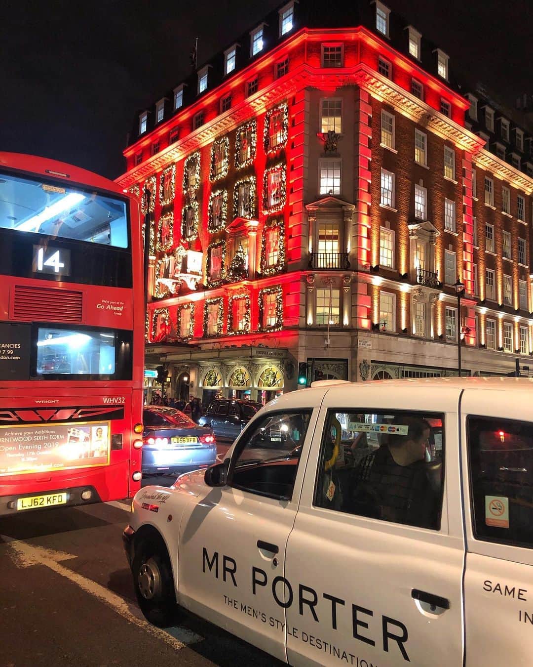 Seyda♥ Travel & Natureのインスタグラム：「This is very #london ❤️🤘🖤 #seydauk」