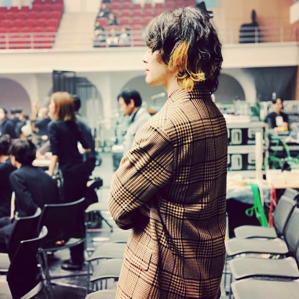 のインスタグラム：「Had a wonderful shooting today. This is going to remain as one of the greatest days of my life. I was totally overwhelmed. Hiro 今日はとても素晴らしい収録をしました。俺にとって人生で最高な日と呼べる内の１つになるでしょう。心の底から感動しました。ひろ #alexandros #18fes #18祭 #nhk #声 #詰まる #くらいの #感情 #みんな #素晴らしかった #です #本当に #楽しかった #ありがとう」